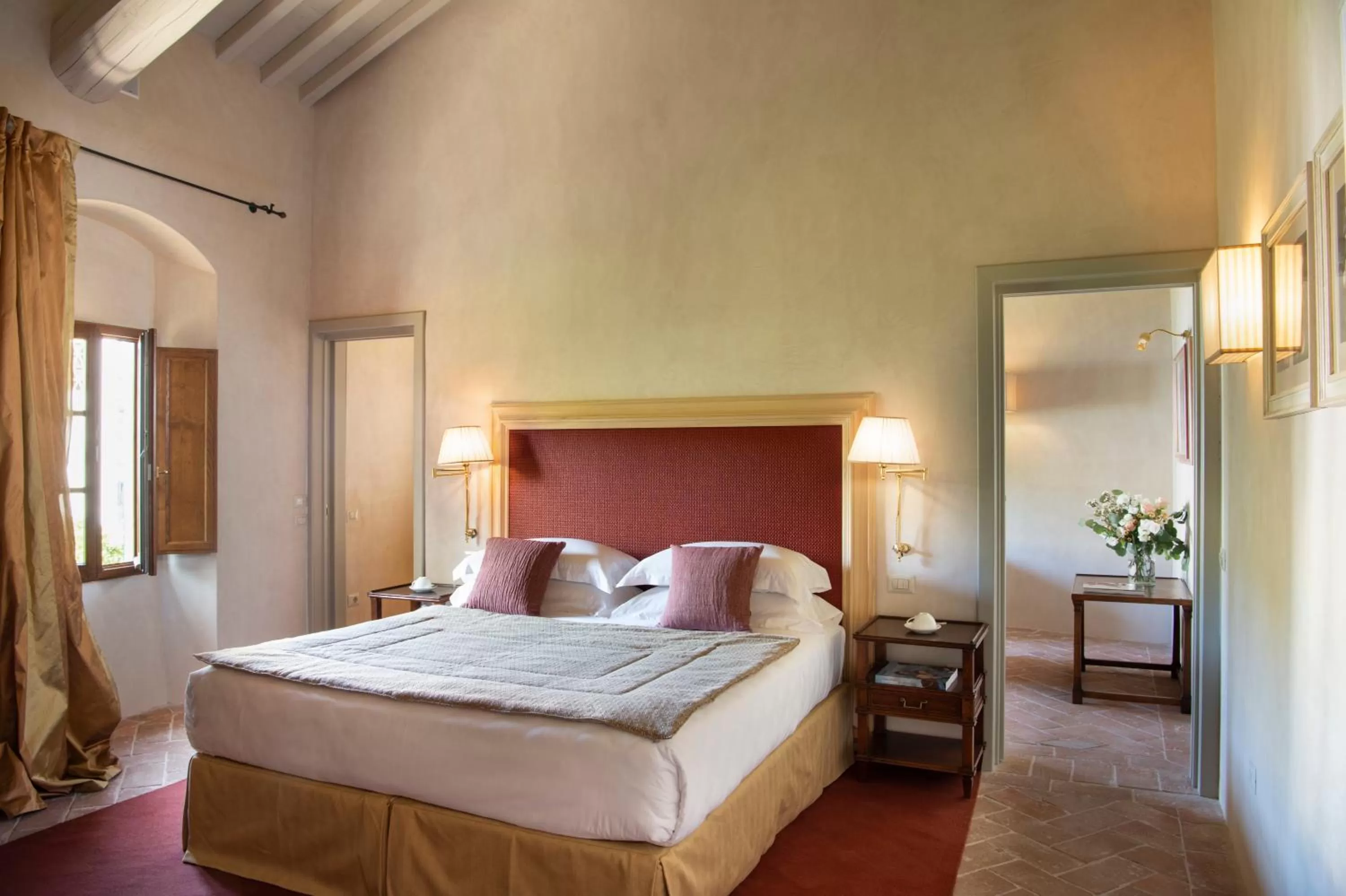 Bed in Viesca Toscana Suites & Villas