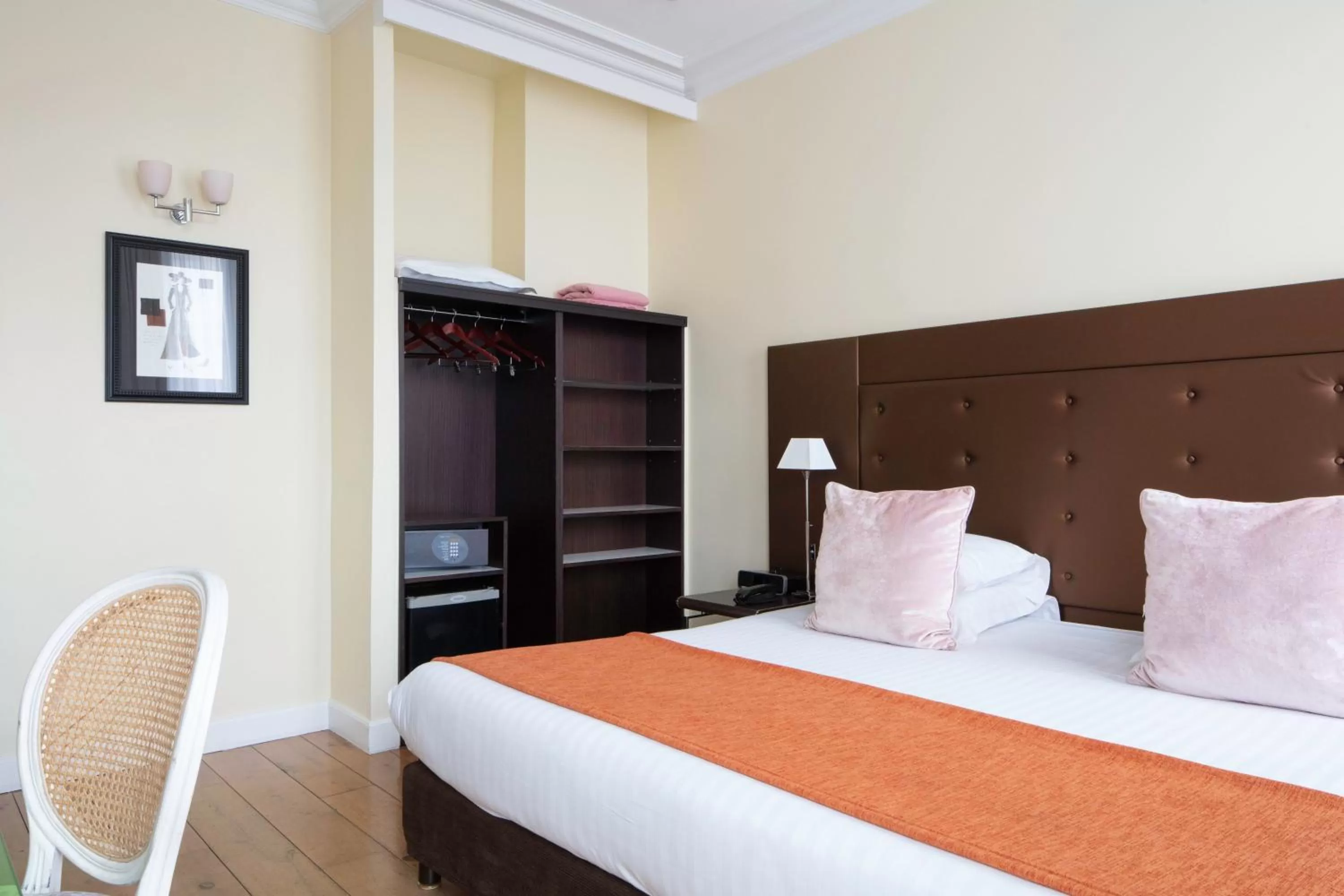 Bed in Le 123 Elysees - Astotel