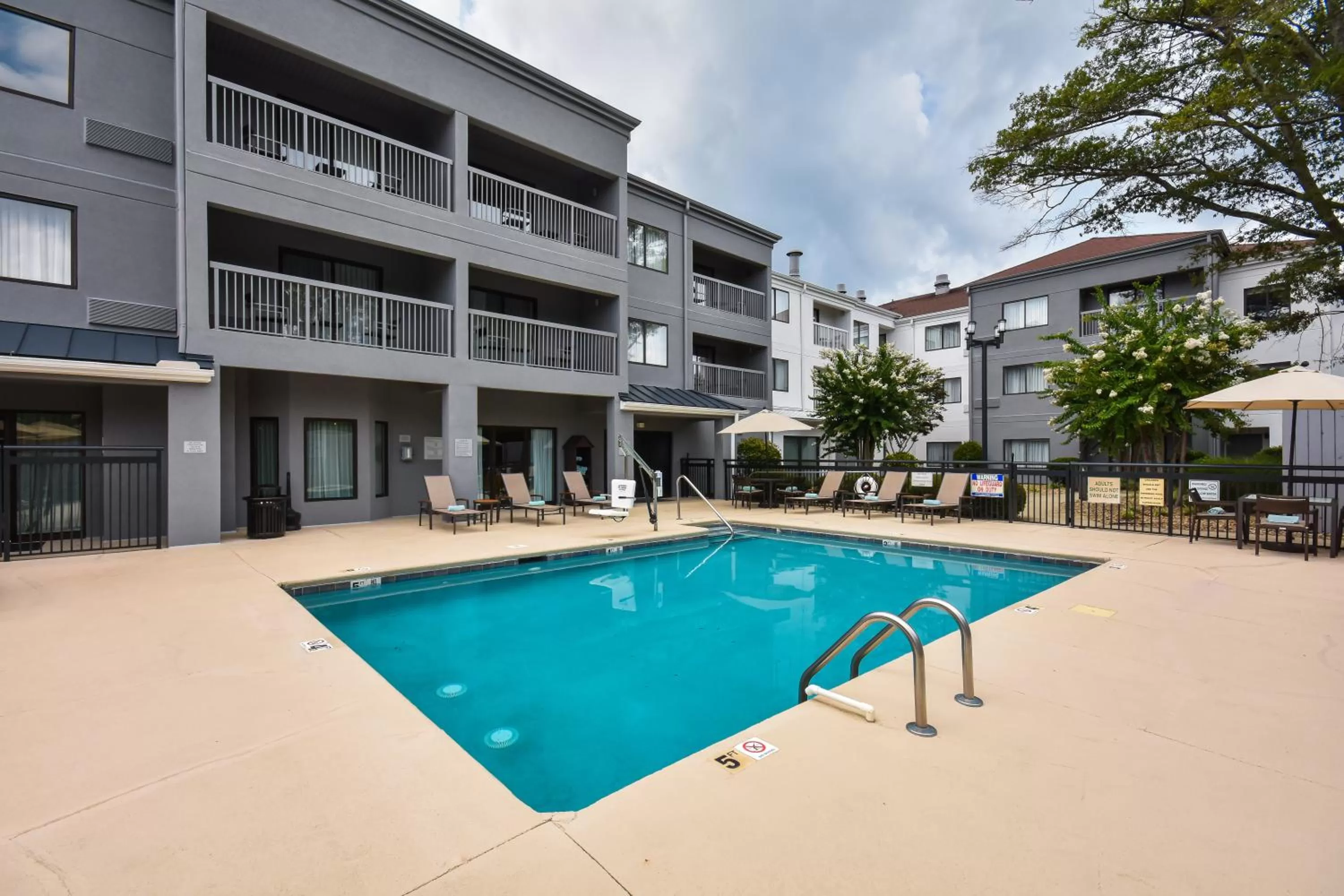 Swimming pool in Courtyard by Marriott Charlotte Matthews