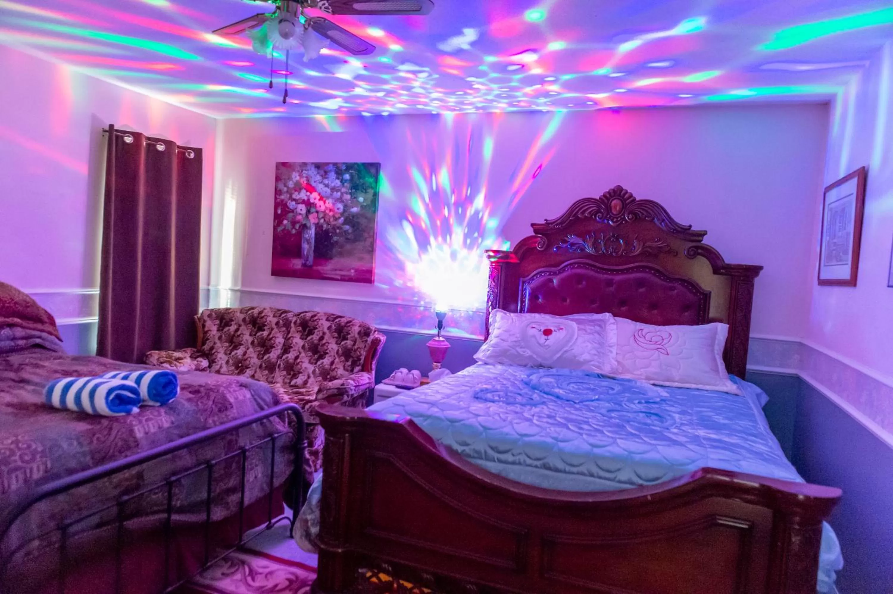 Family Room with Private Bathroom in Anita's Bed & Breakfast Master Bedroom with 2 Queen Beds - 4 People