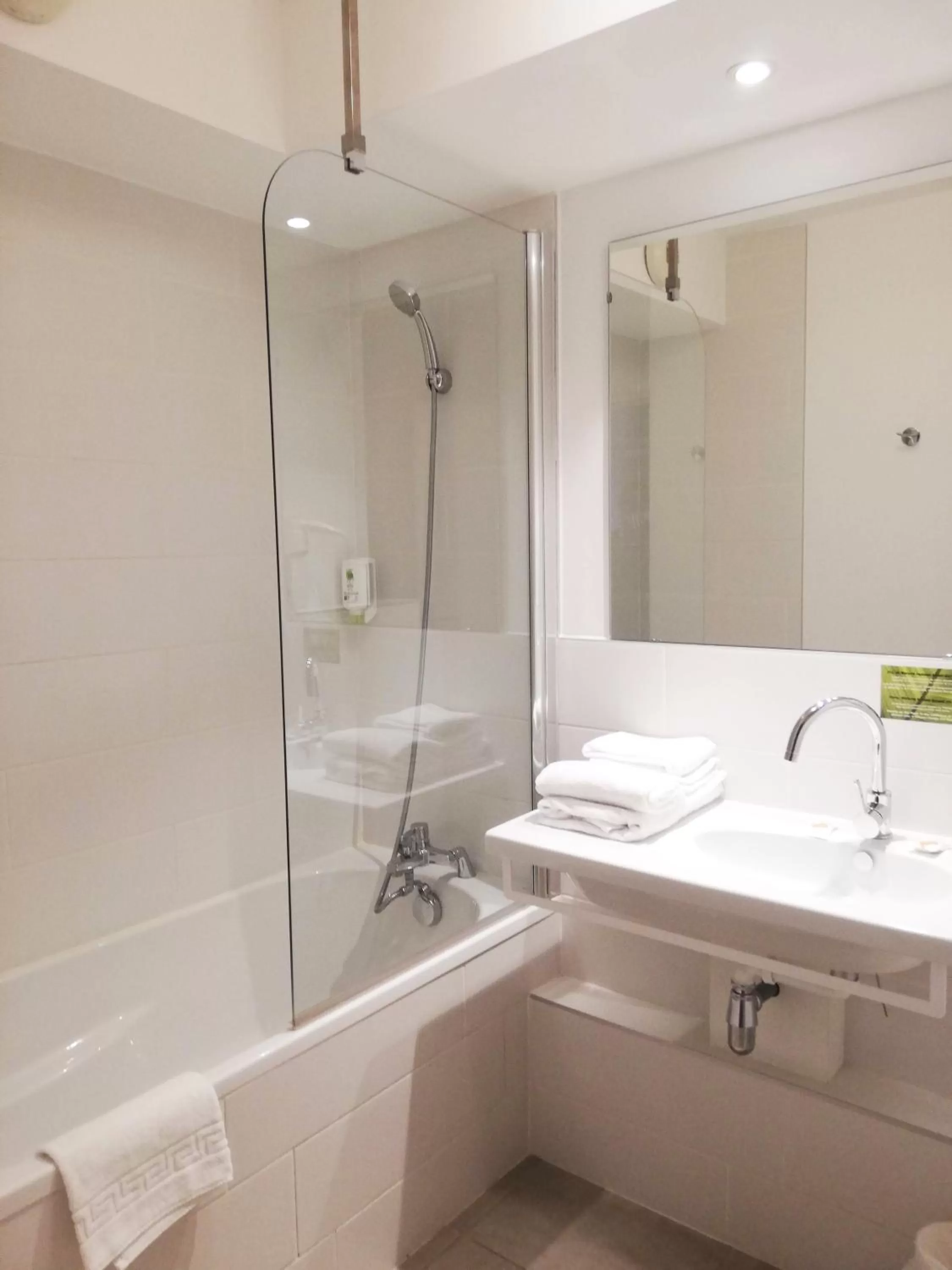 Bathroom in Appart'hotel Victoria Garden Pau