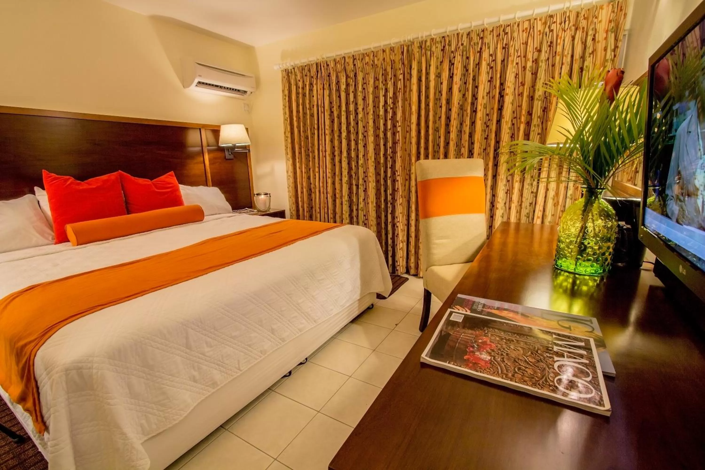 Photo of the whole room, Bed in Infinity on the Beach