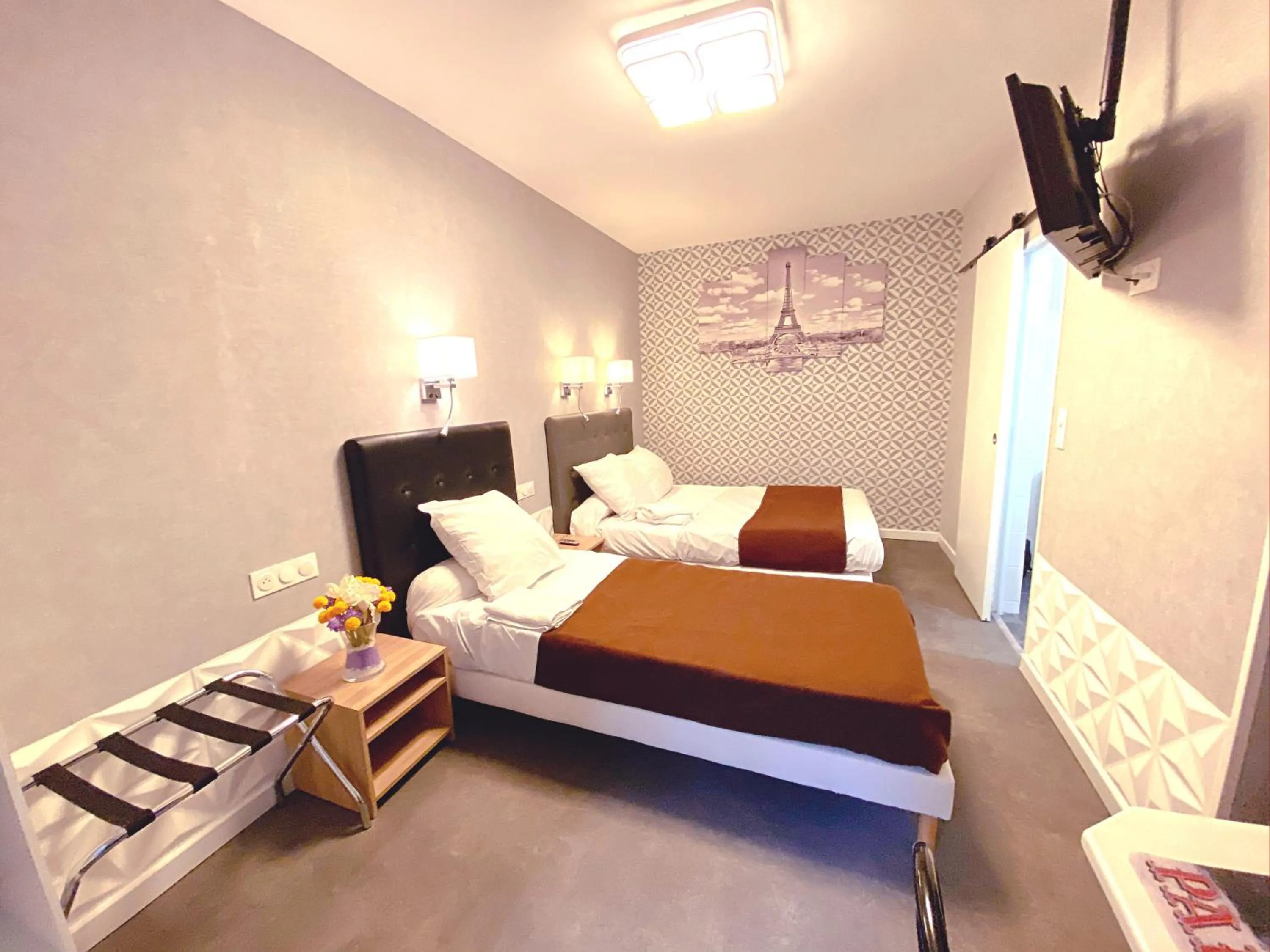 Bed in Hotel Aviatic