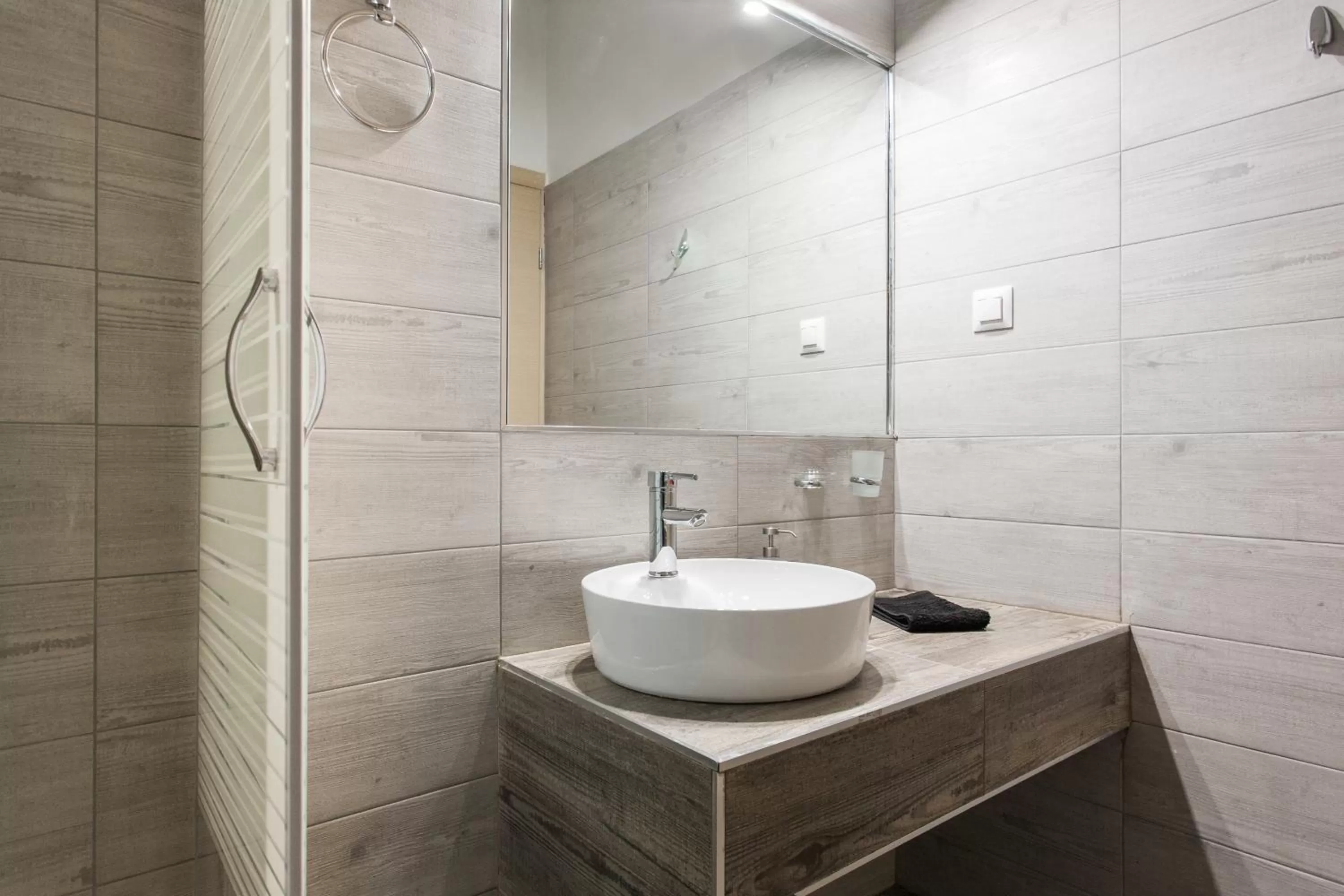 Shower in Nicholas Point Apartments and Rooms