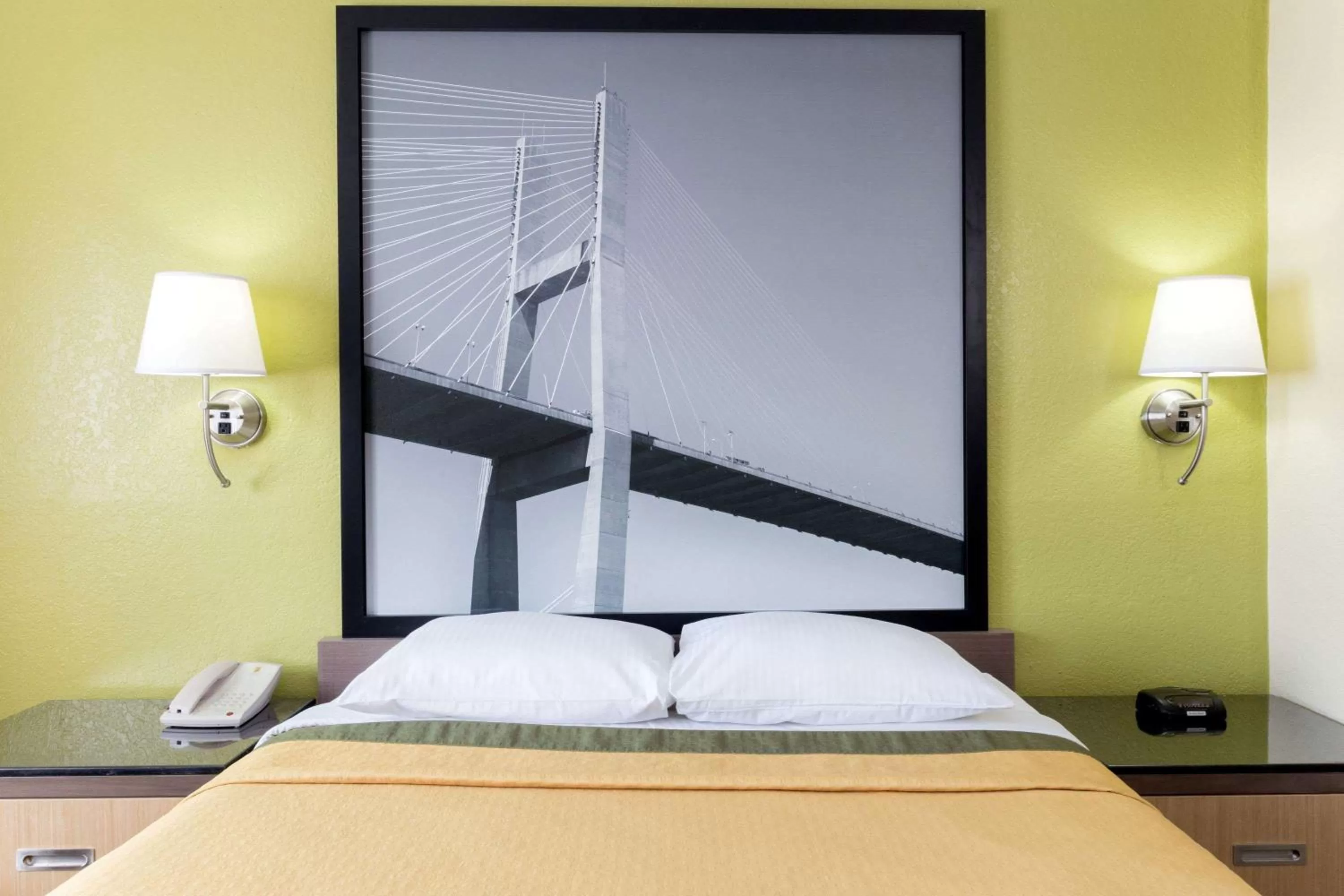 Photo of the whole room, Bed in Super 8 by Wyndham Brunswick/St Simons Island Area