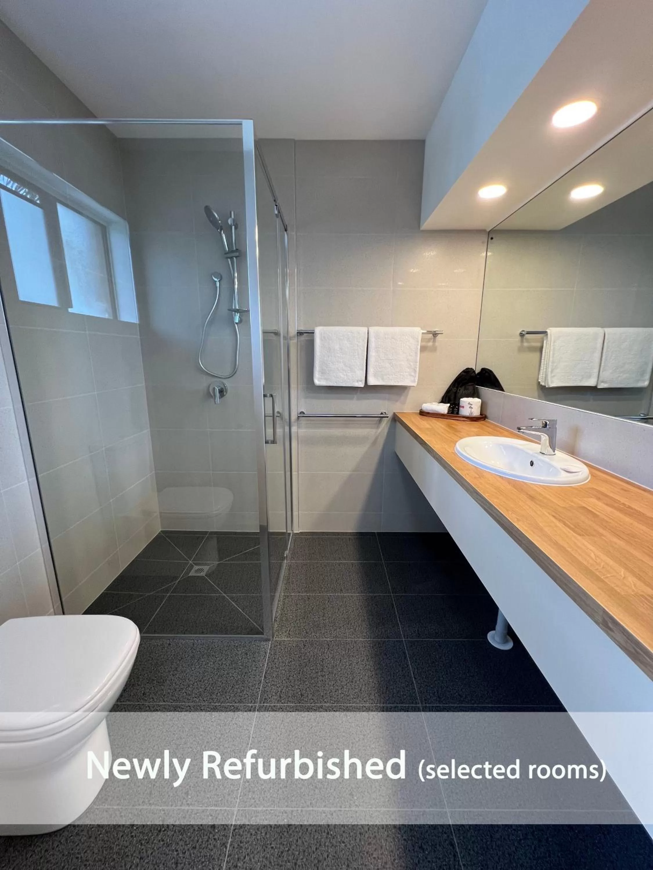 Bathroom in Summerhill Motor Inn