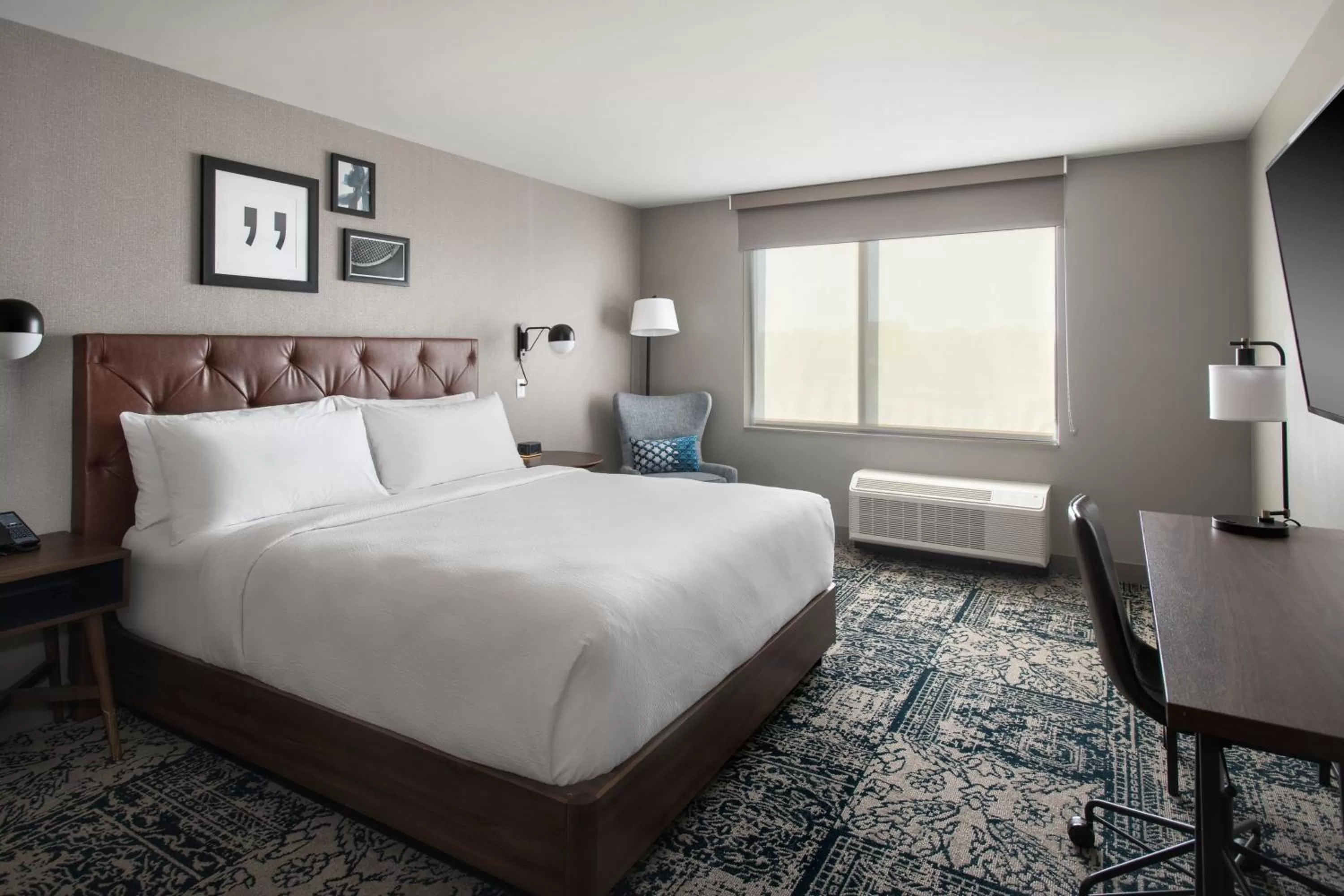 Photo of the whole room, Bed in Four Points by Sheraton Albany