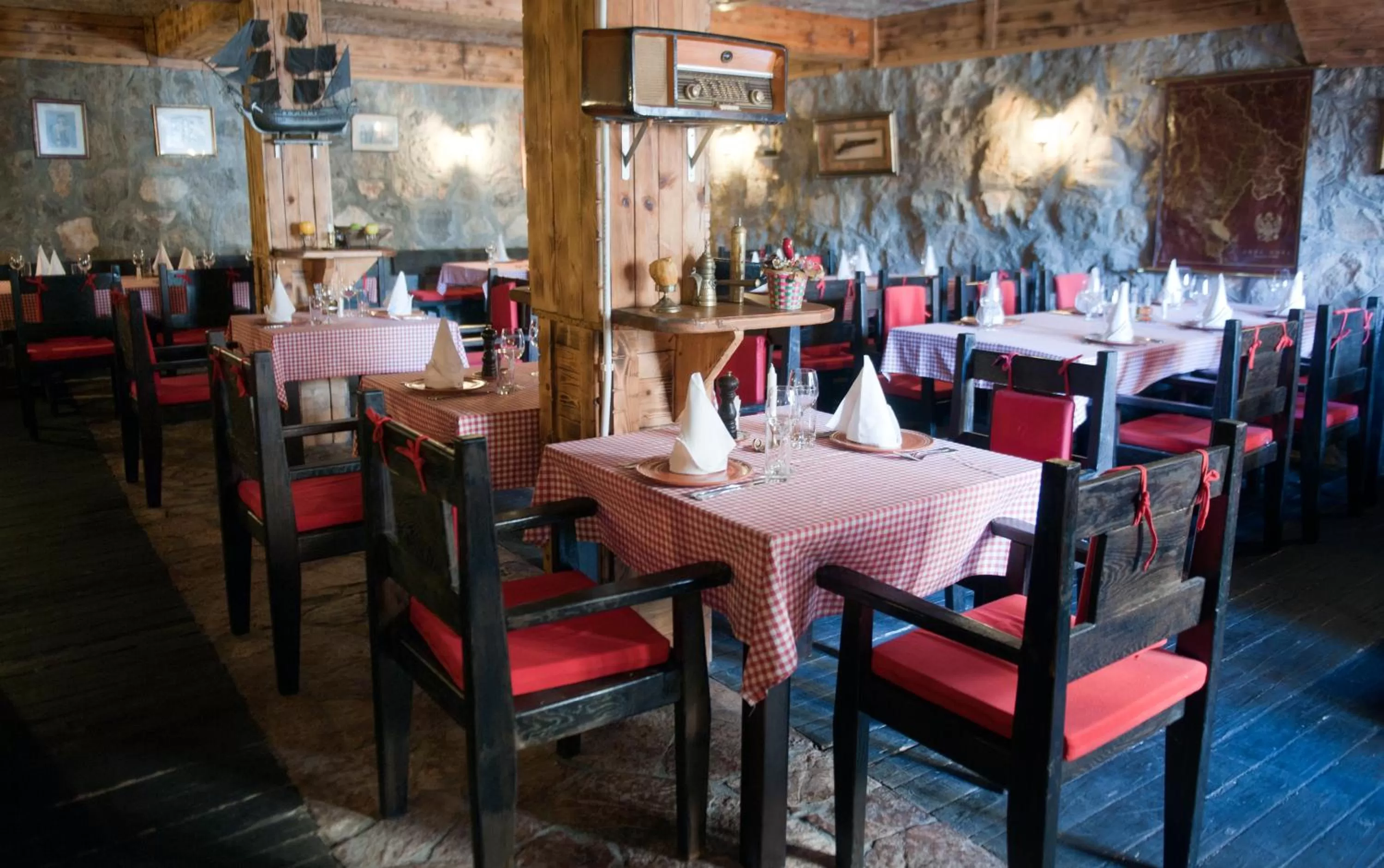 Restaurant/places to eat in Hotel Crnogorska Kuća