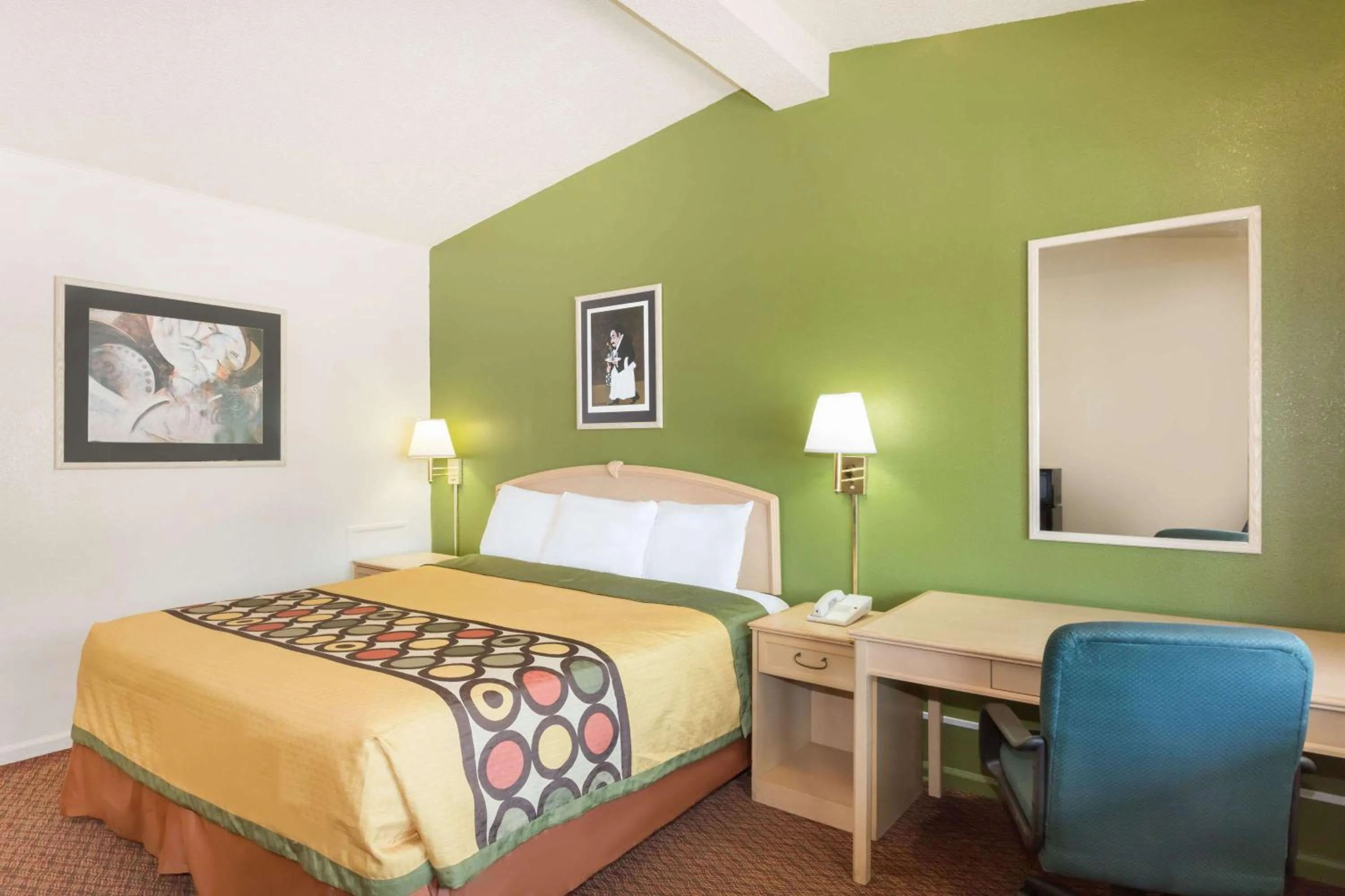 Photo of the whole room, Bed in Knights Inn Statesboro