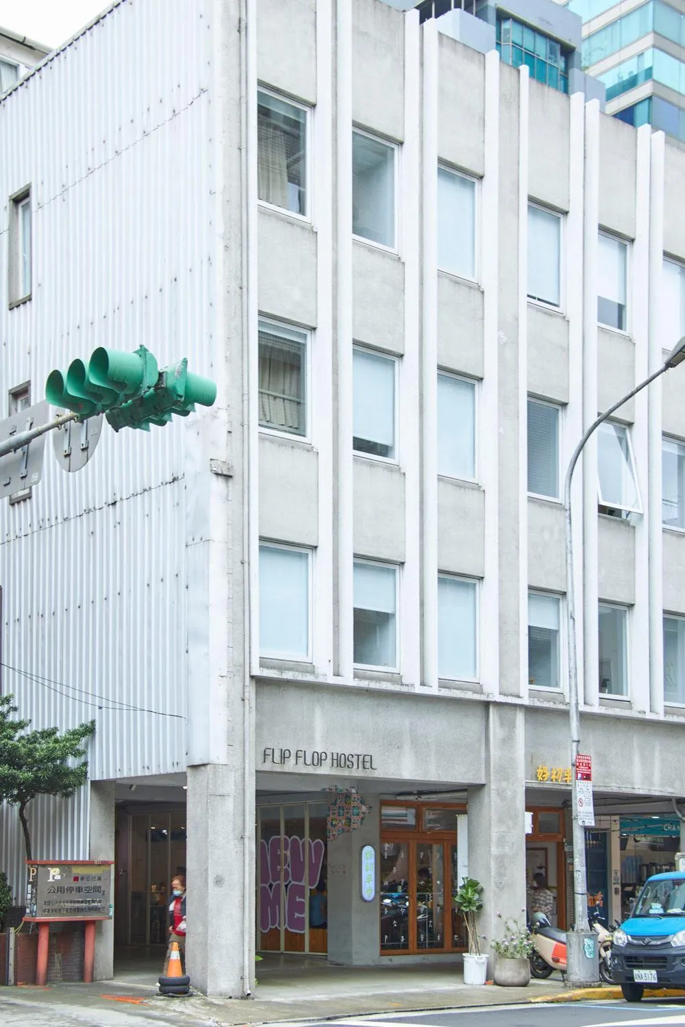 Property building in OwlStay Flip Flop Hostel - Garden