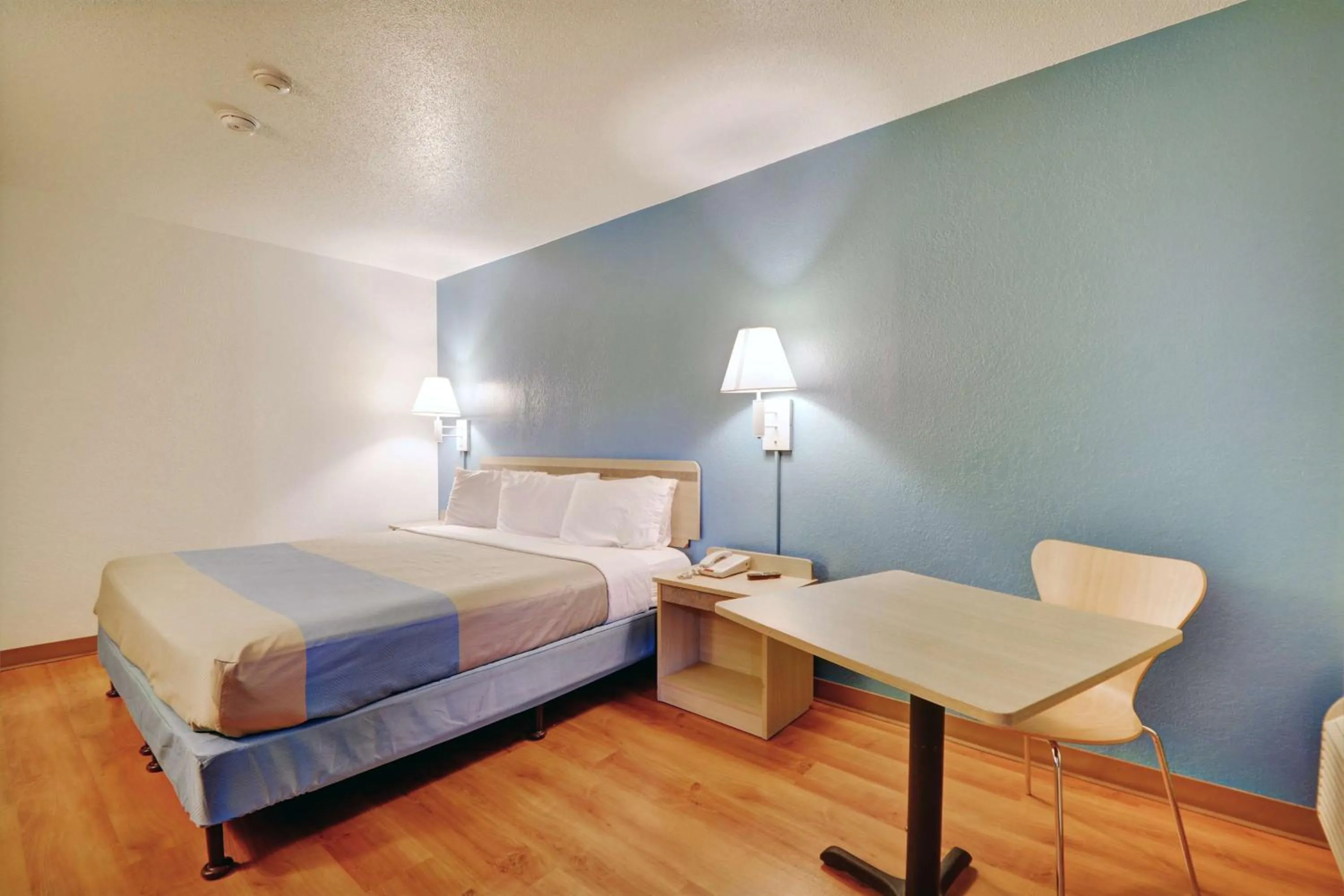 Photo of the whole room, Bed in Motel 6-Newport, RI