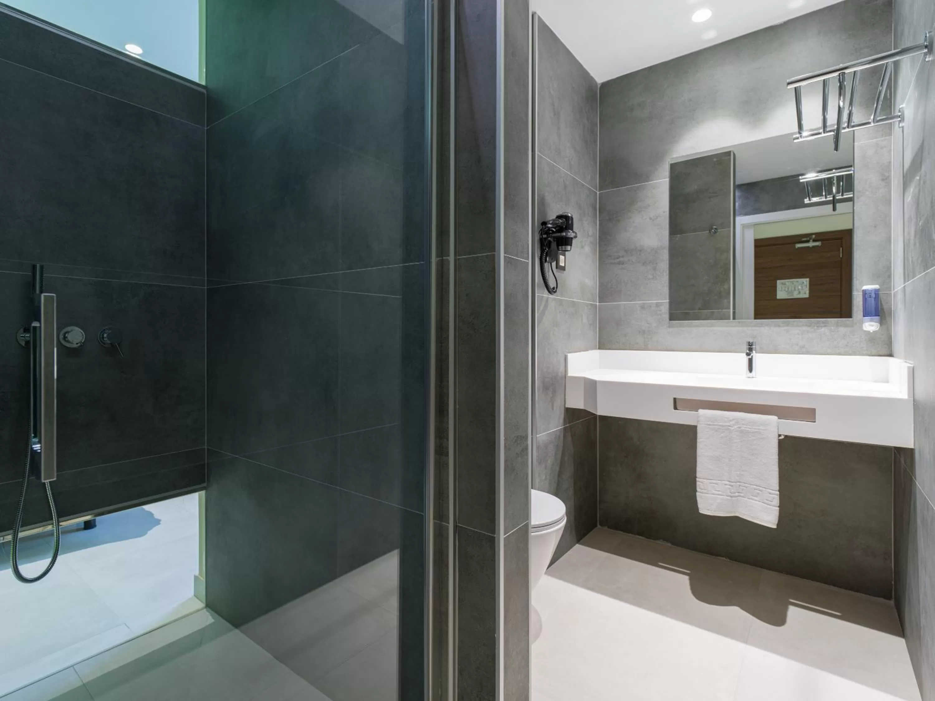 Bathroom in Hotel MG Poniente