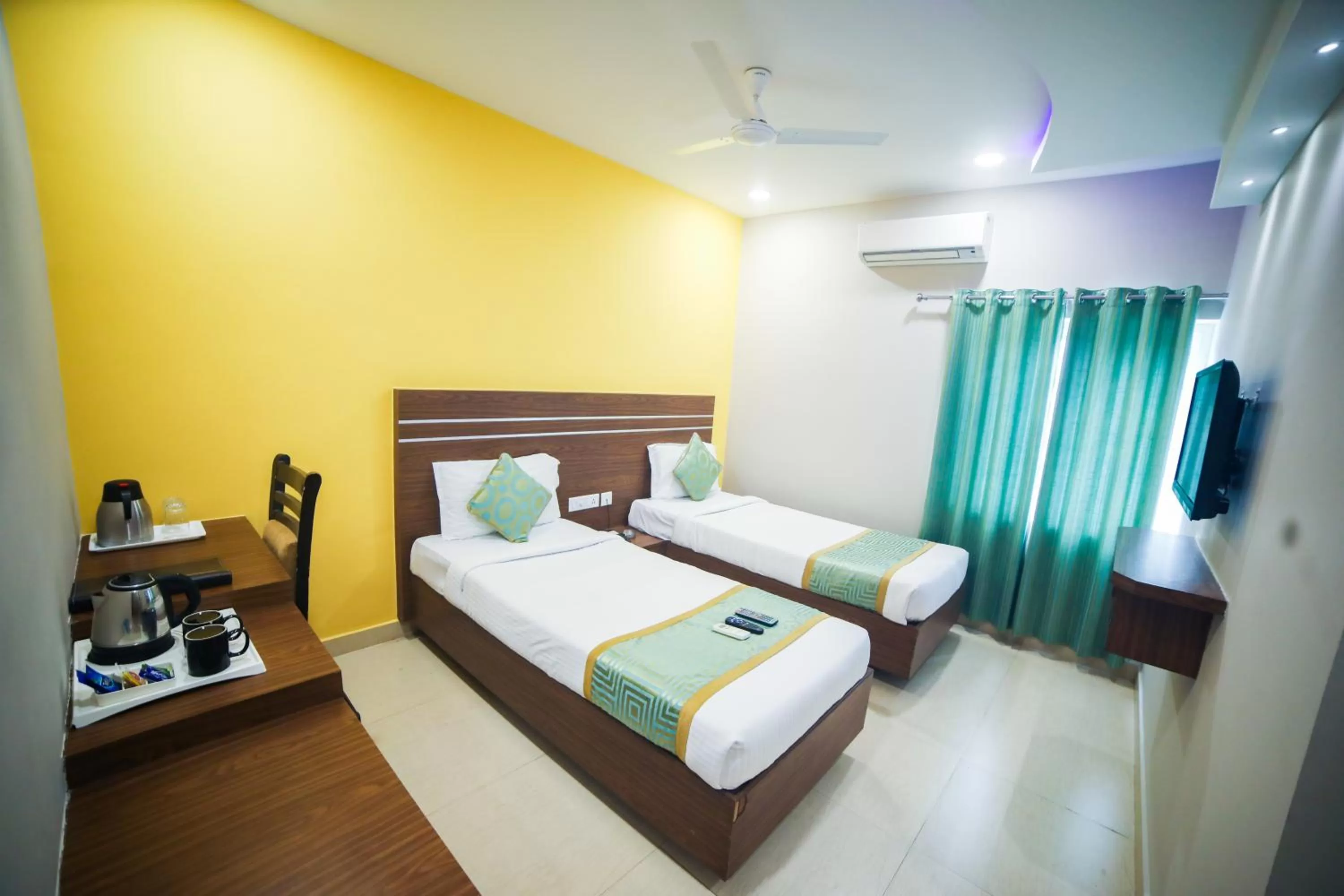 Photo of the whole room, Bed in Hotel Golden Leaves