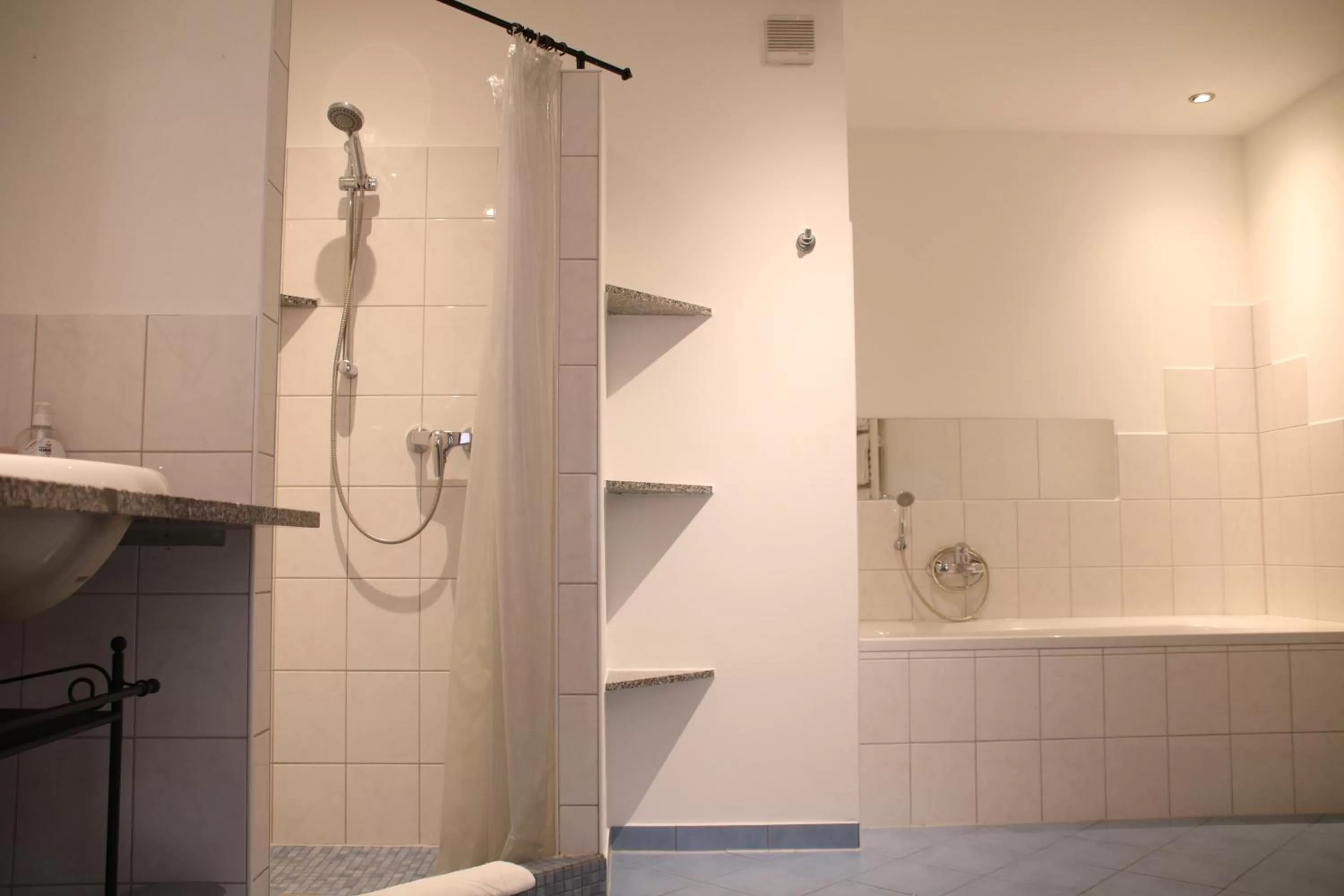 Shower in Hotel Goldene Krone Innsbruck