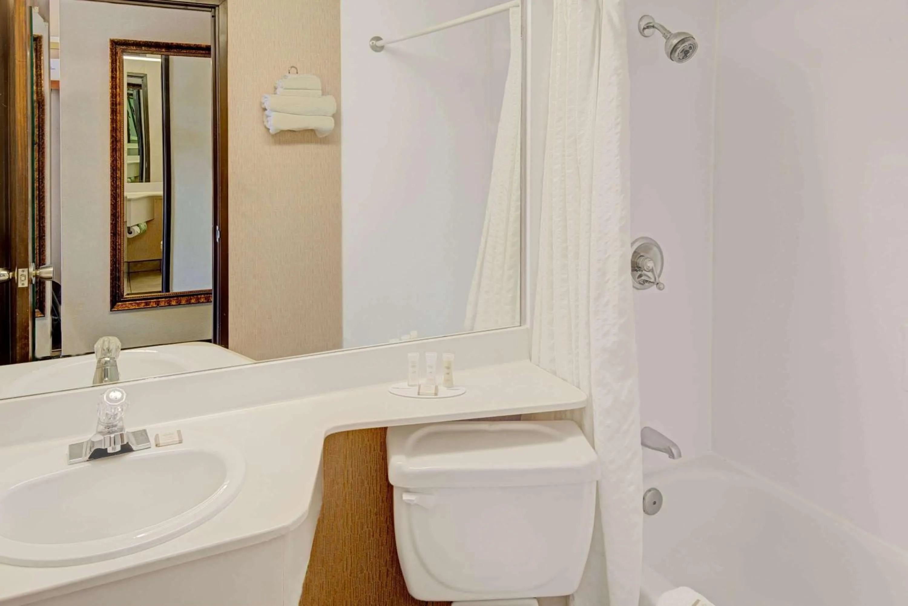 Bathroom in Howard Johnson by Wyndham Albuquerque Midtown