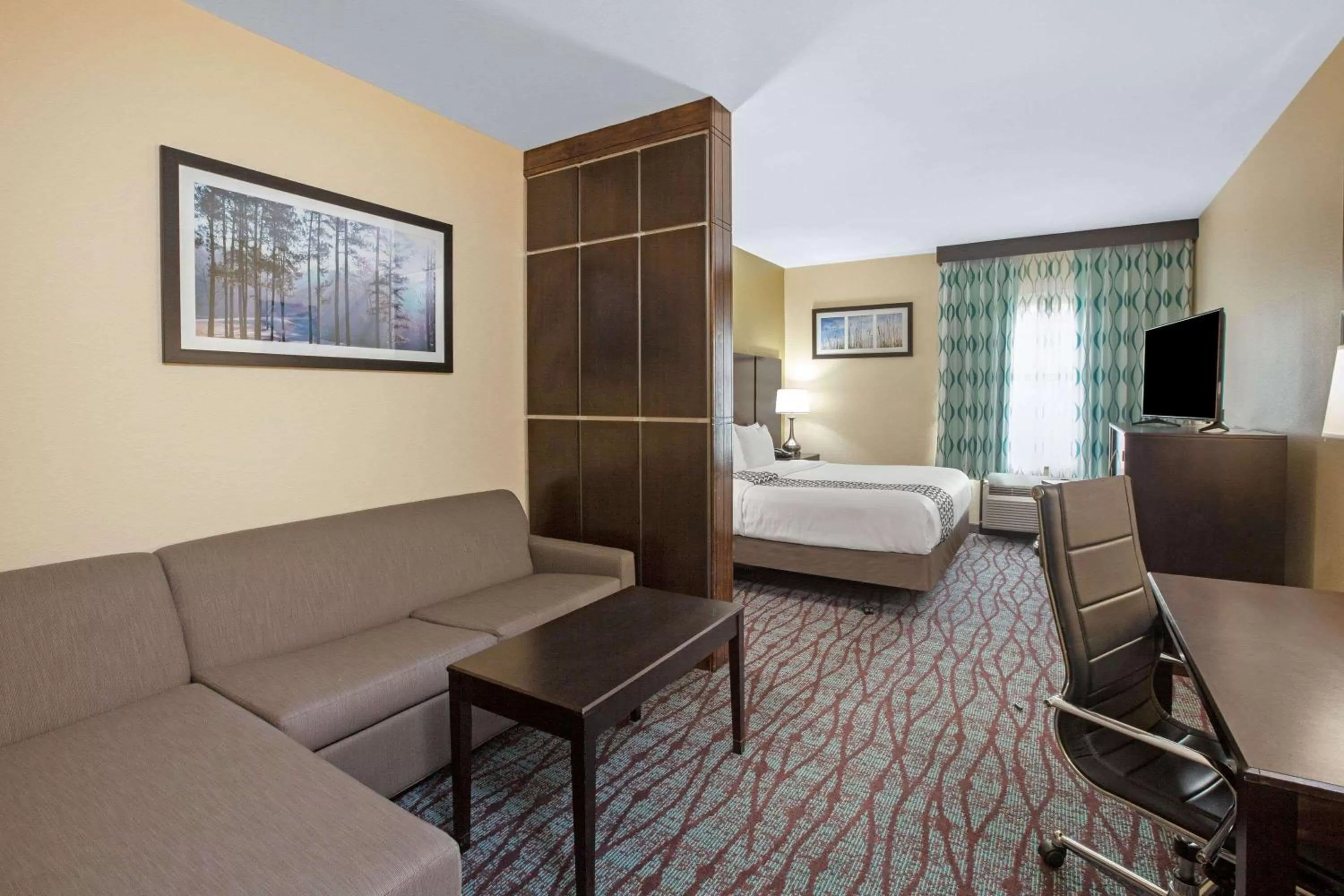 Photo of the whole room, Bed in La Quinta by Wyndham Pasadena North