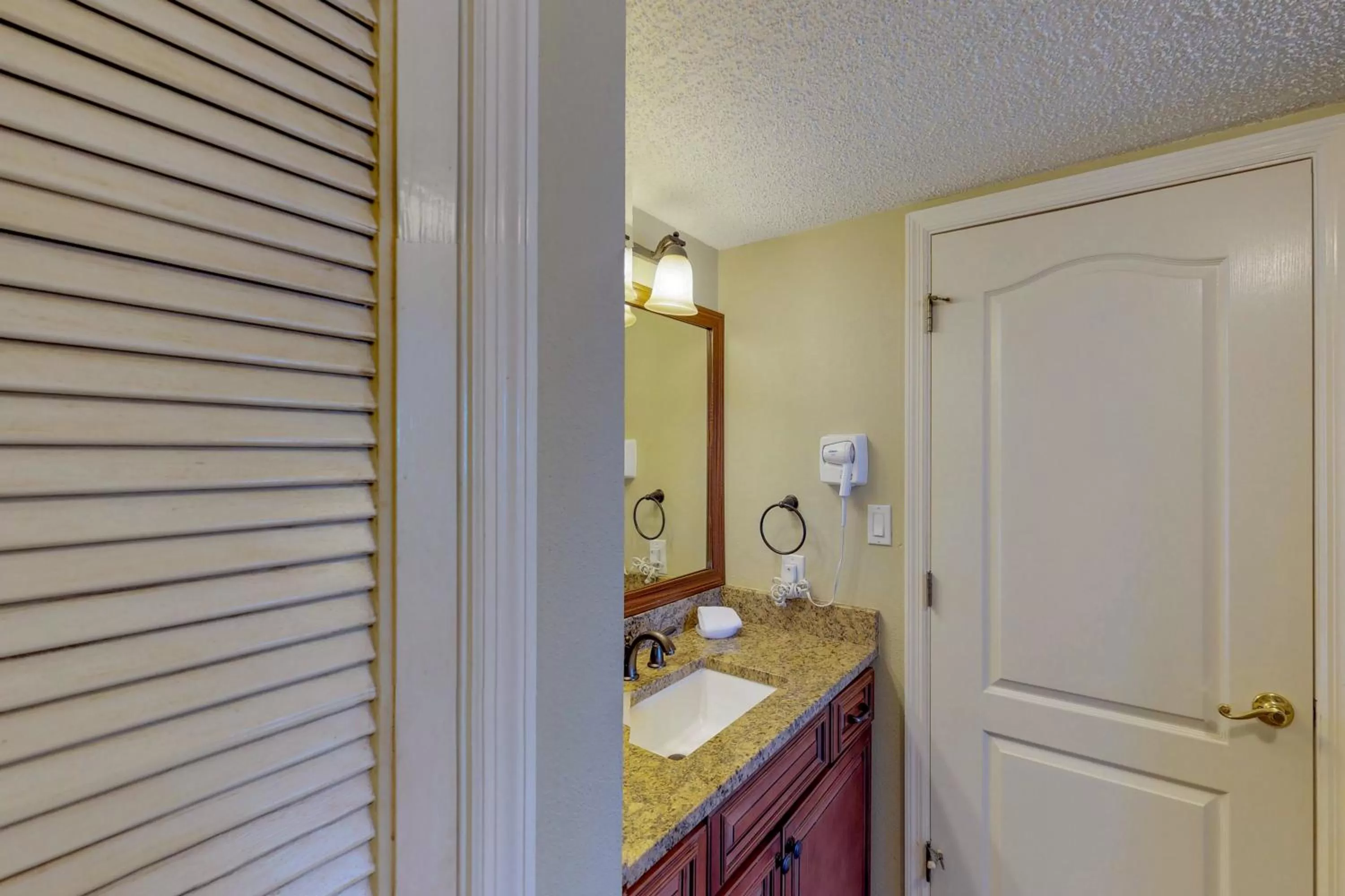 Bathroom in Seachase 704E