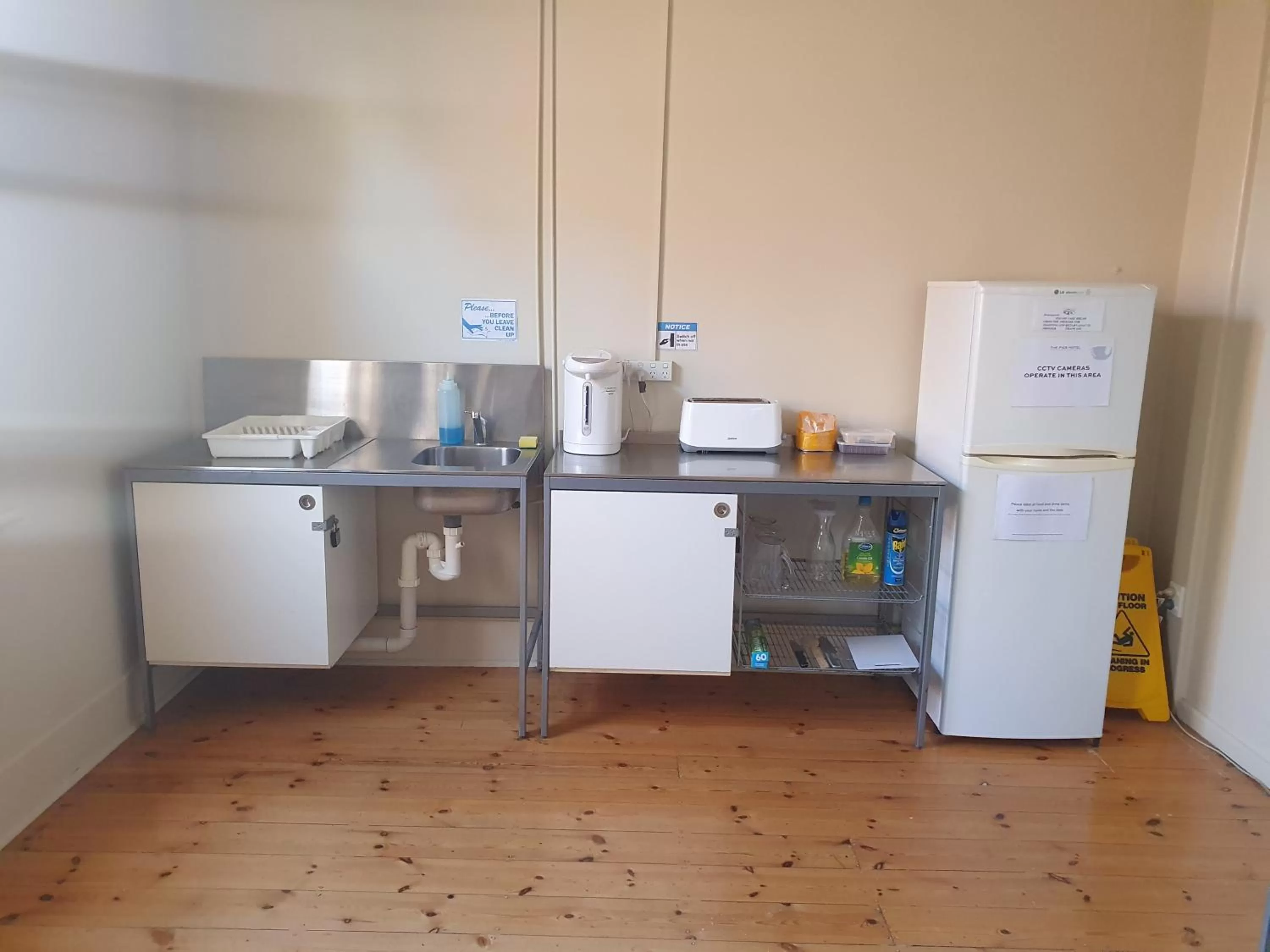 Communal kitchen in Pier Hotel Port Lincoln