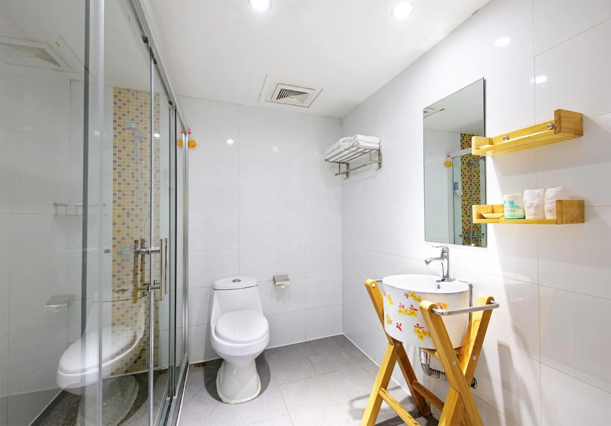 Bathroom in LN Whitehouse Hotel