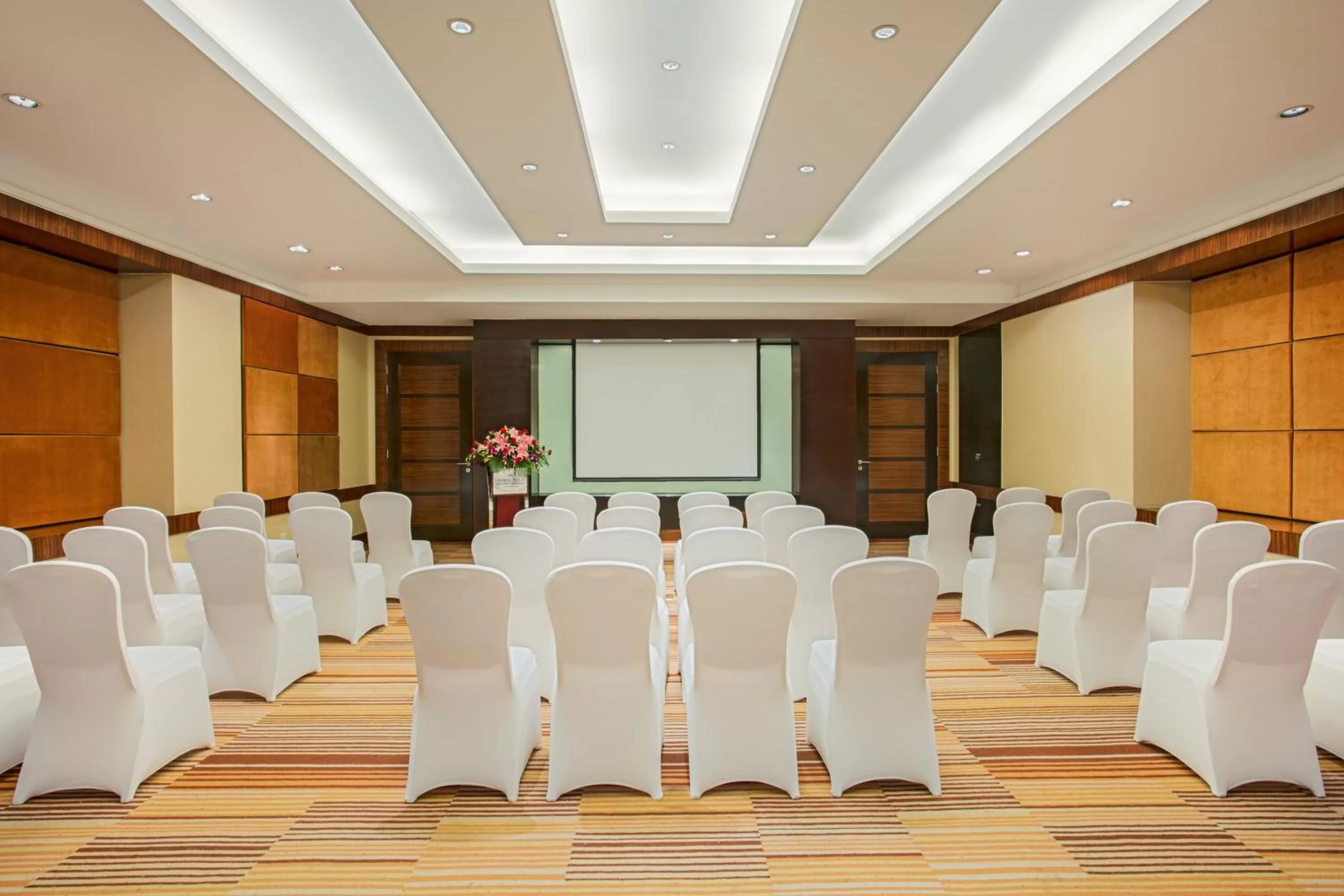 Meeting/conference room in Crowne Plaza Beijing International Airport by IHG