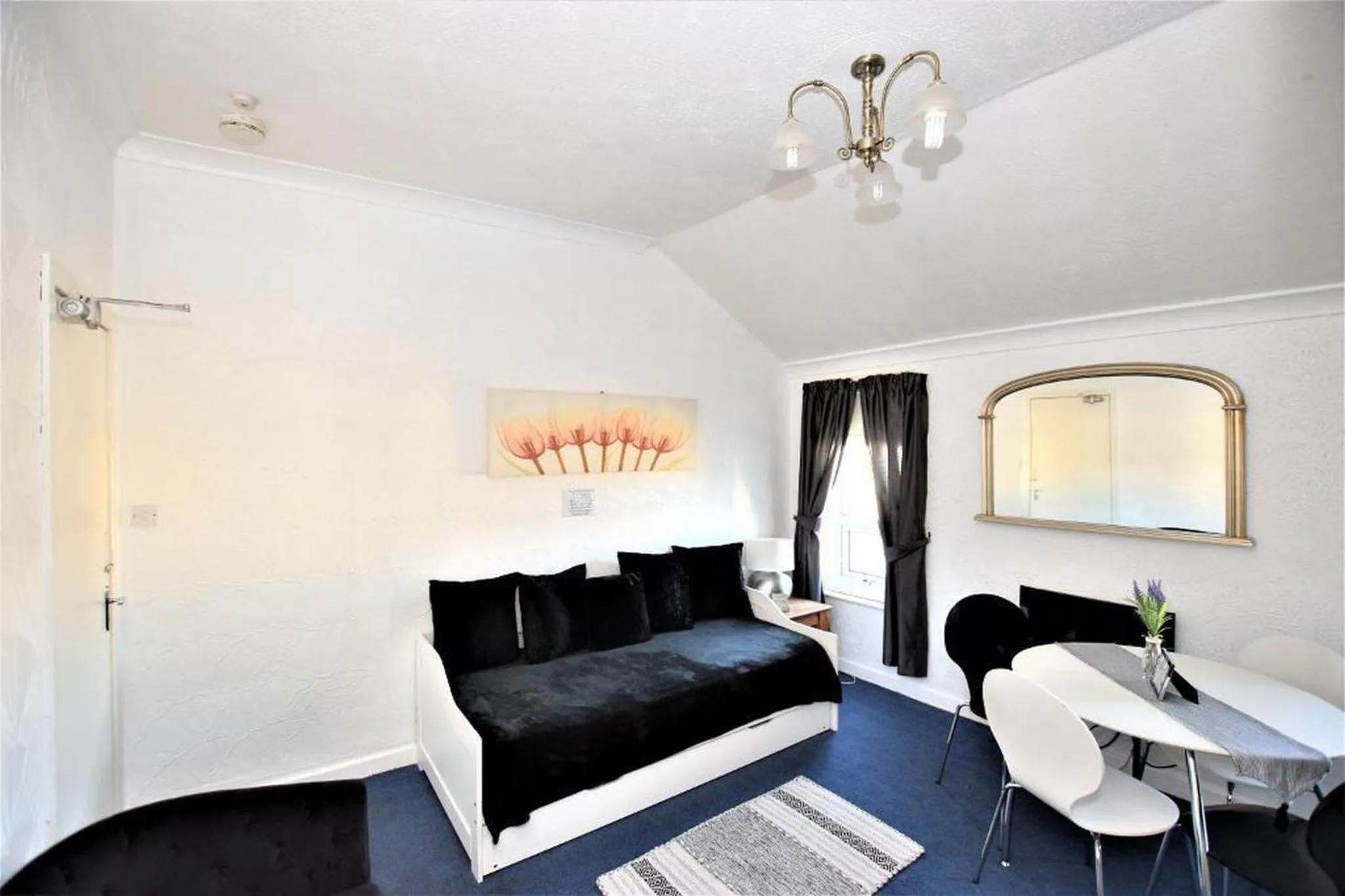 Living room, Bed in Bridle Lodge Apartments