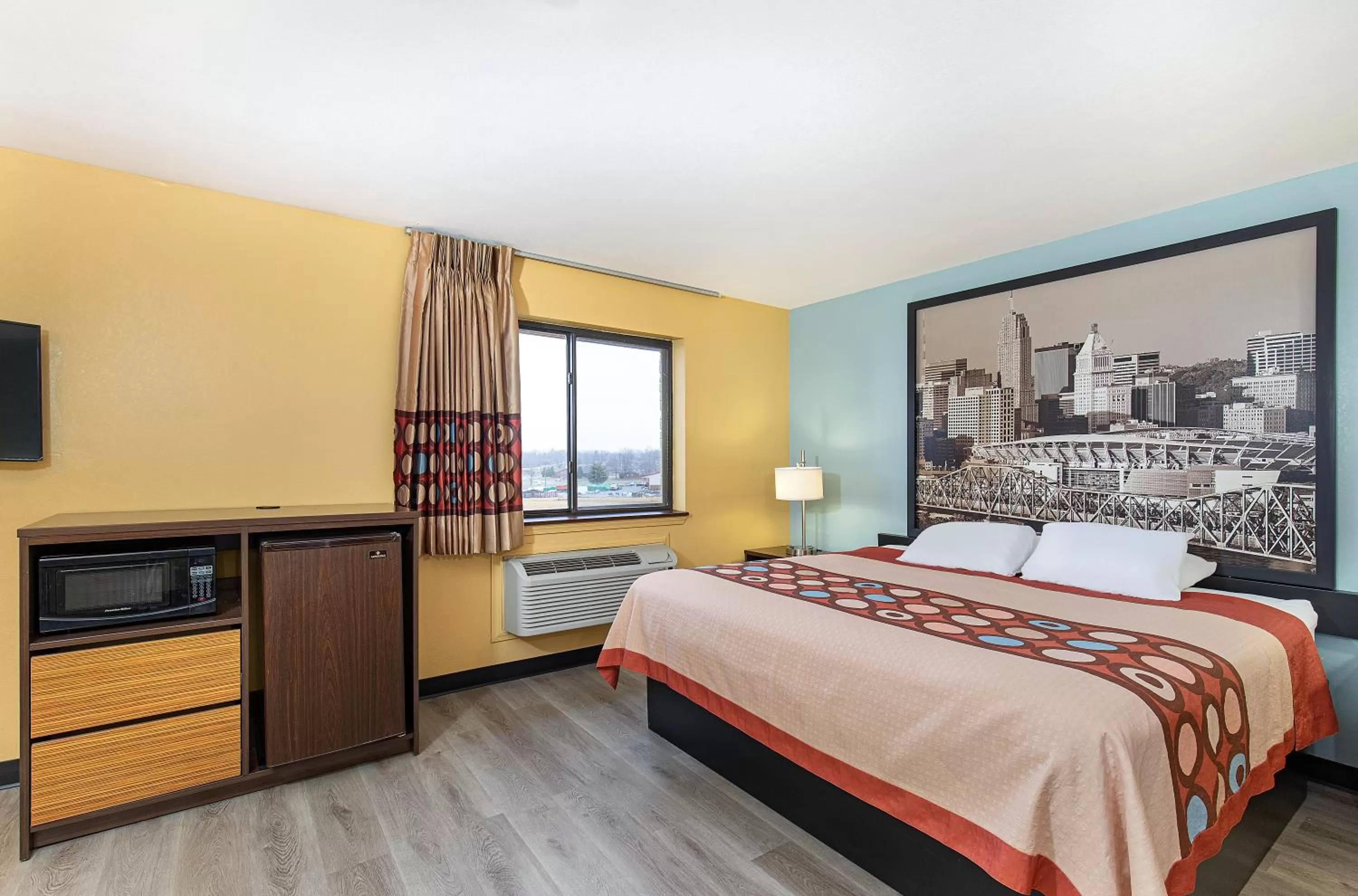 Photo of the whole room, Bed in Super 8 by Wyndham Eddyville/Kuttawa