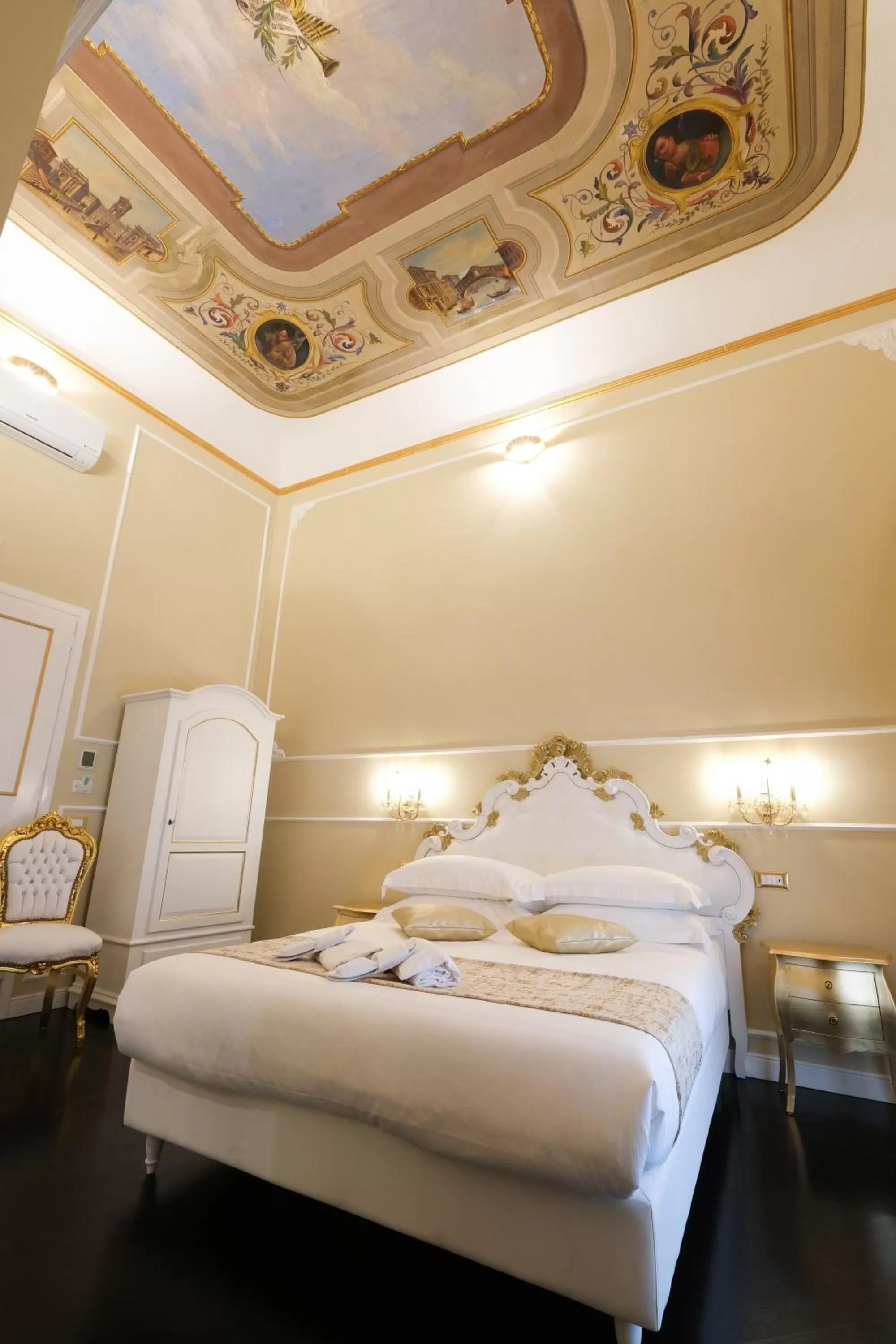 Photo of the whole room, Bed in B&B Kingsman