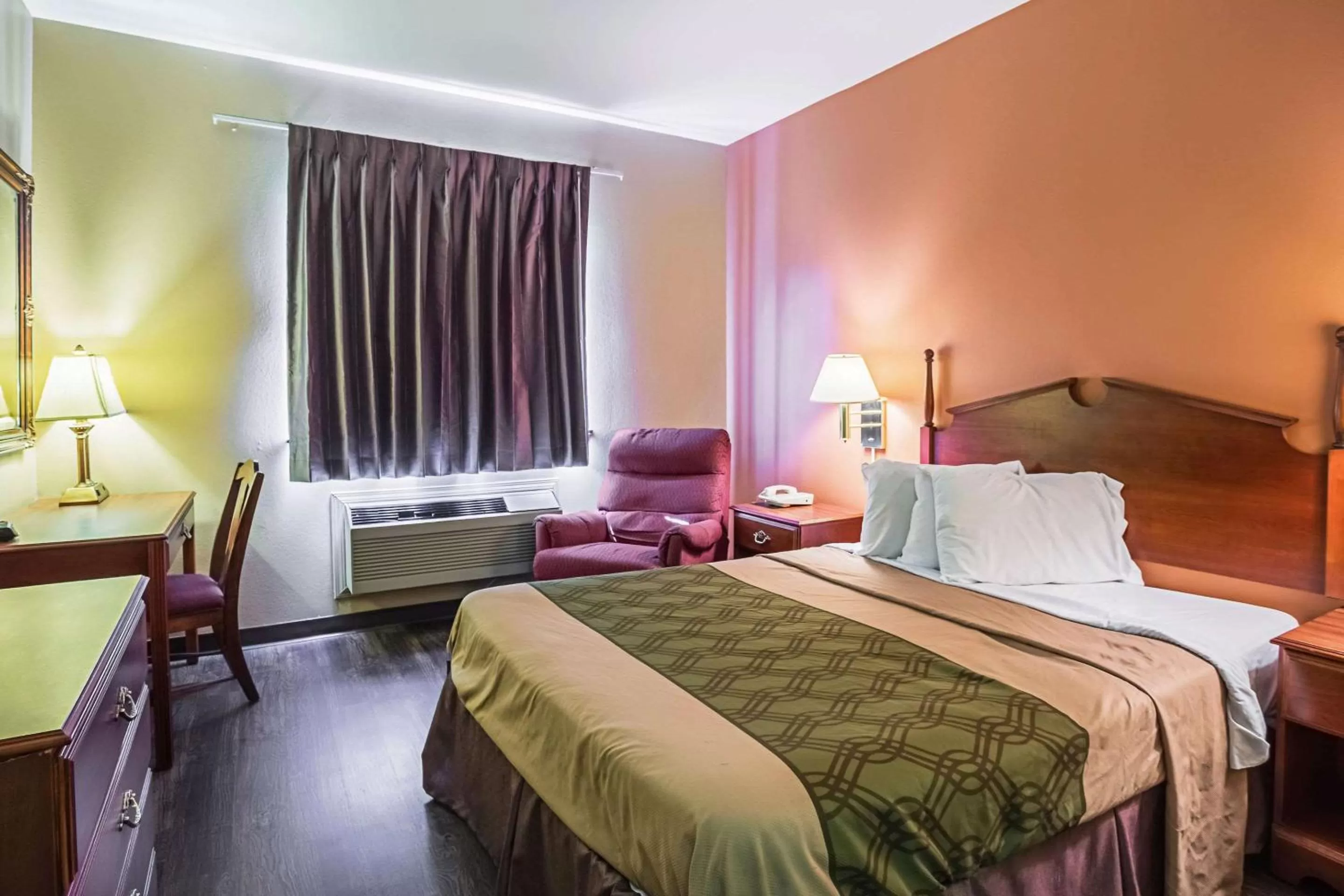 Photo of the whole room, Bed in Econo Lodge Inn & Suites