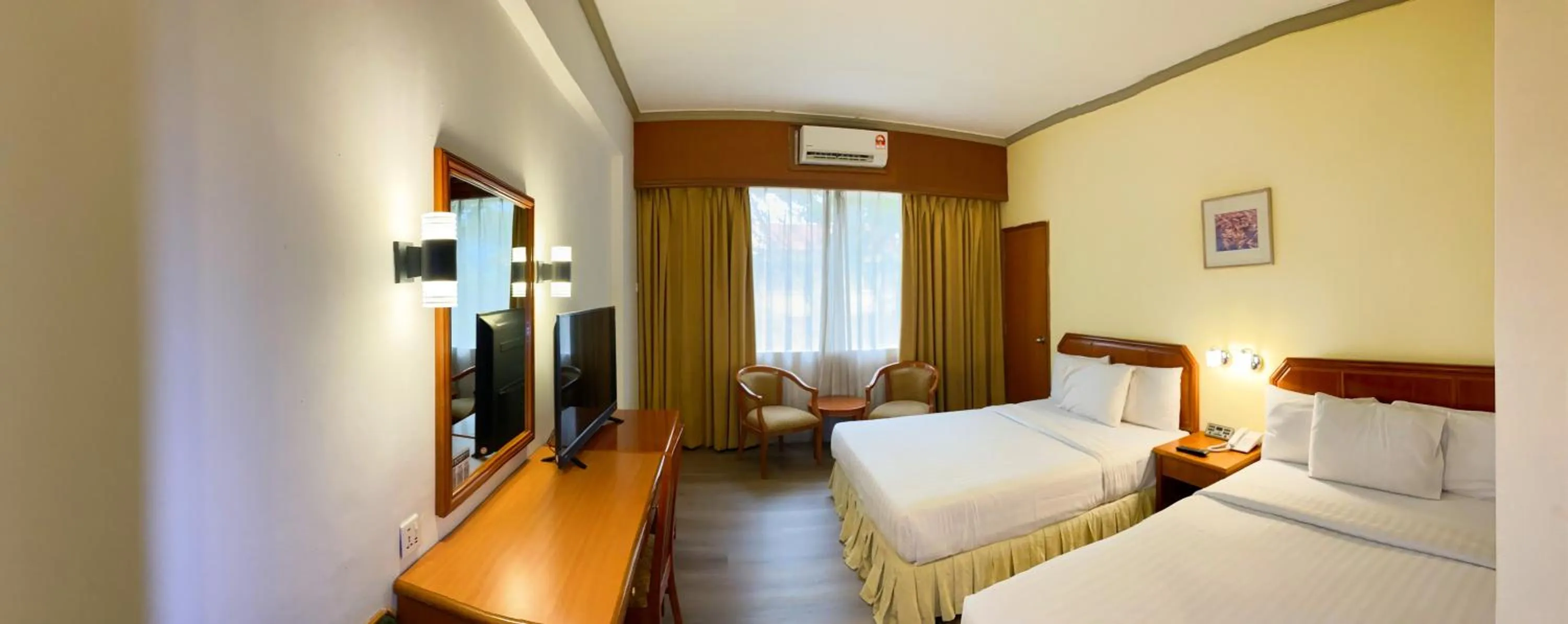 Communal lounge/ TV room, Bed in Hotel Sandakan