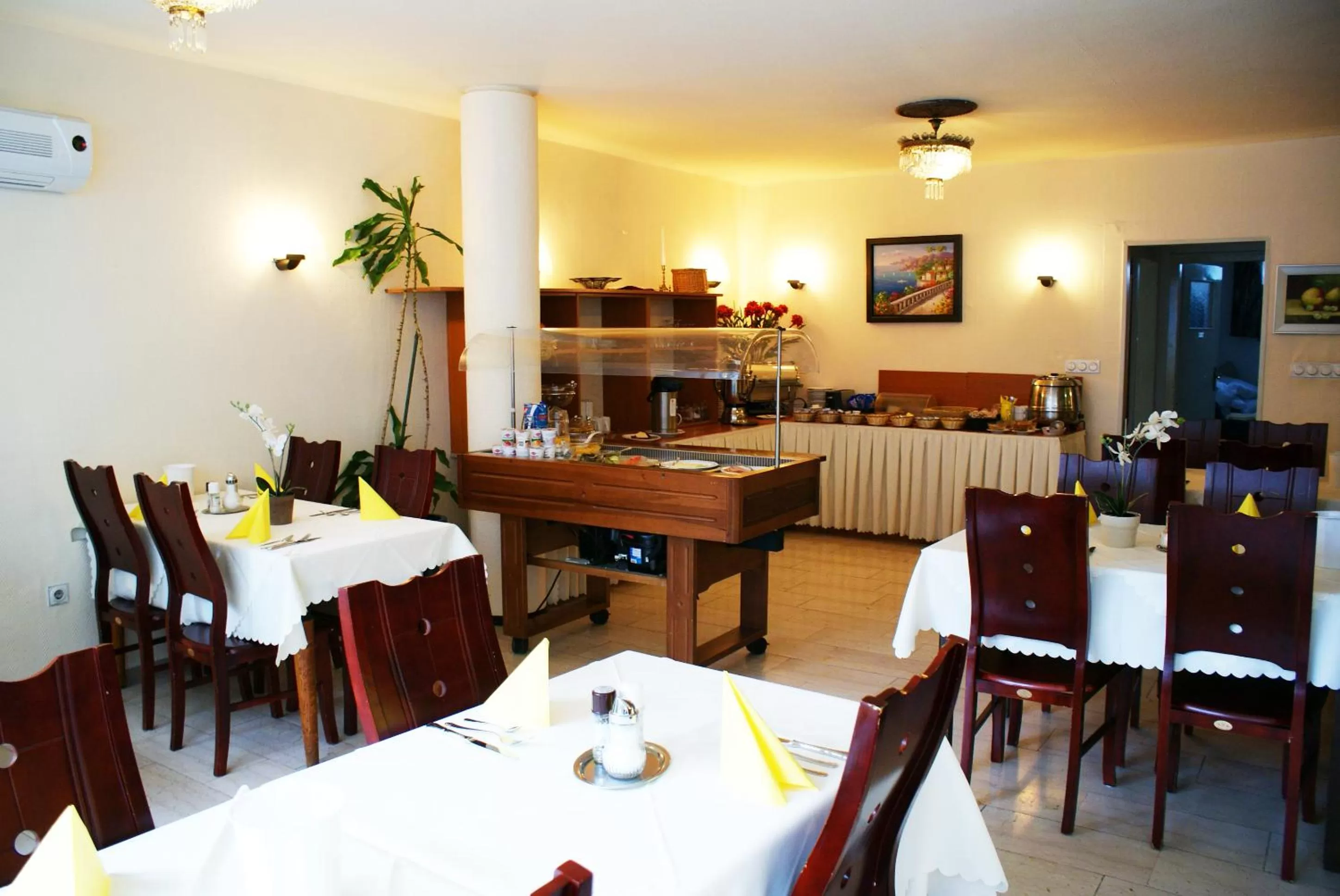 Restaurant/places to eat in Bahn-Hotel