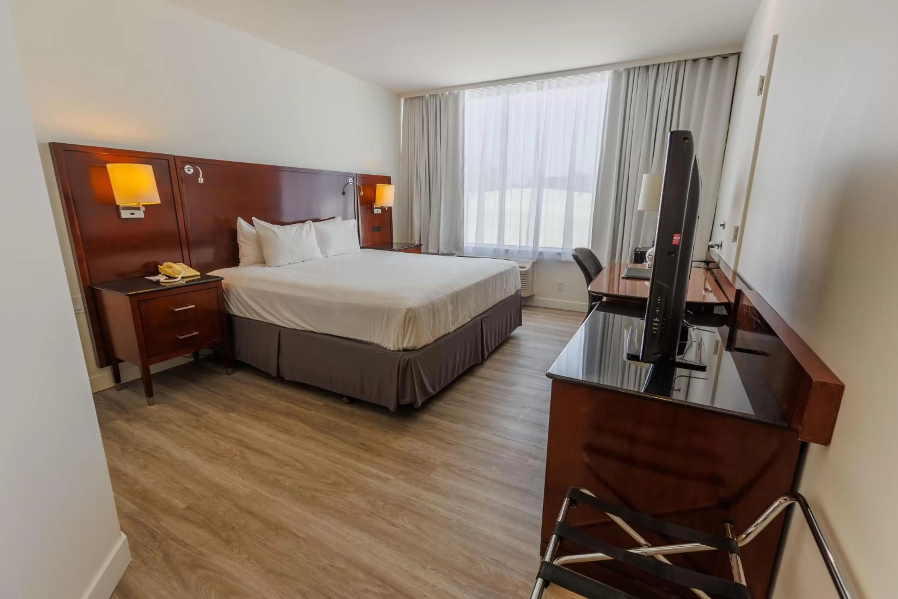 Photo of the whole room, Bed in Travelodge by Wyndham Quebec City Hotel & Convention Centre