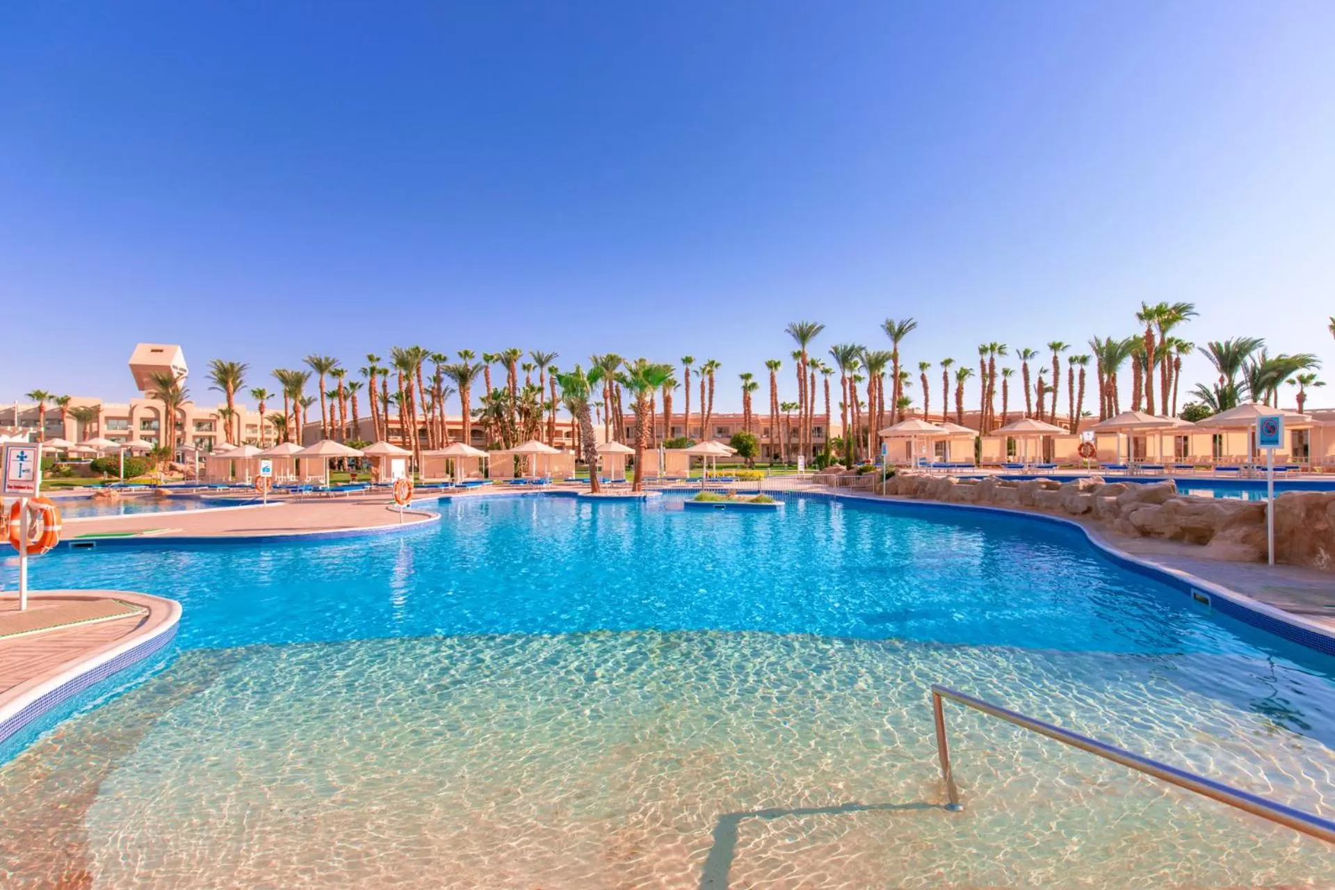 Swimming pool in Beach Albatros Aqua Park - Hurghada