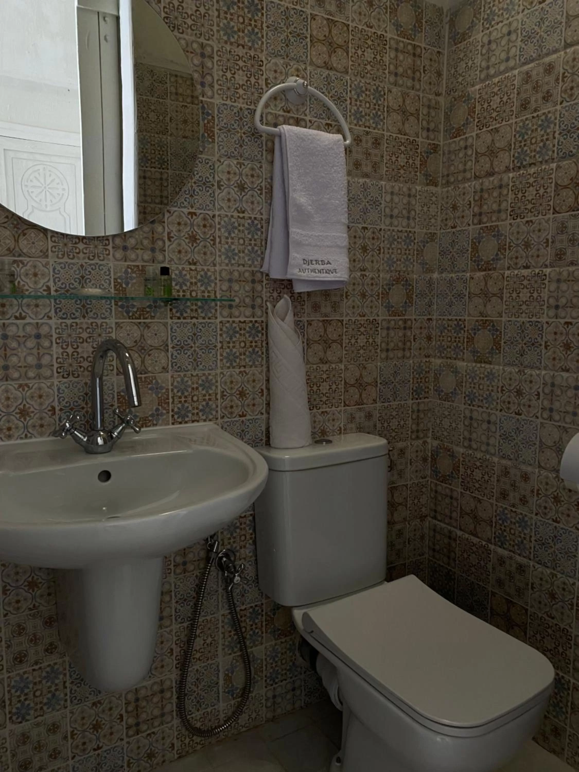 Toilet in Hôtel Djerba Authentique - Au centre de Midoun