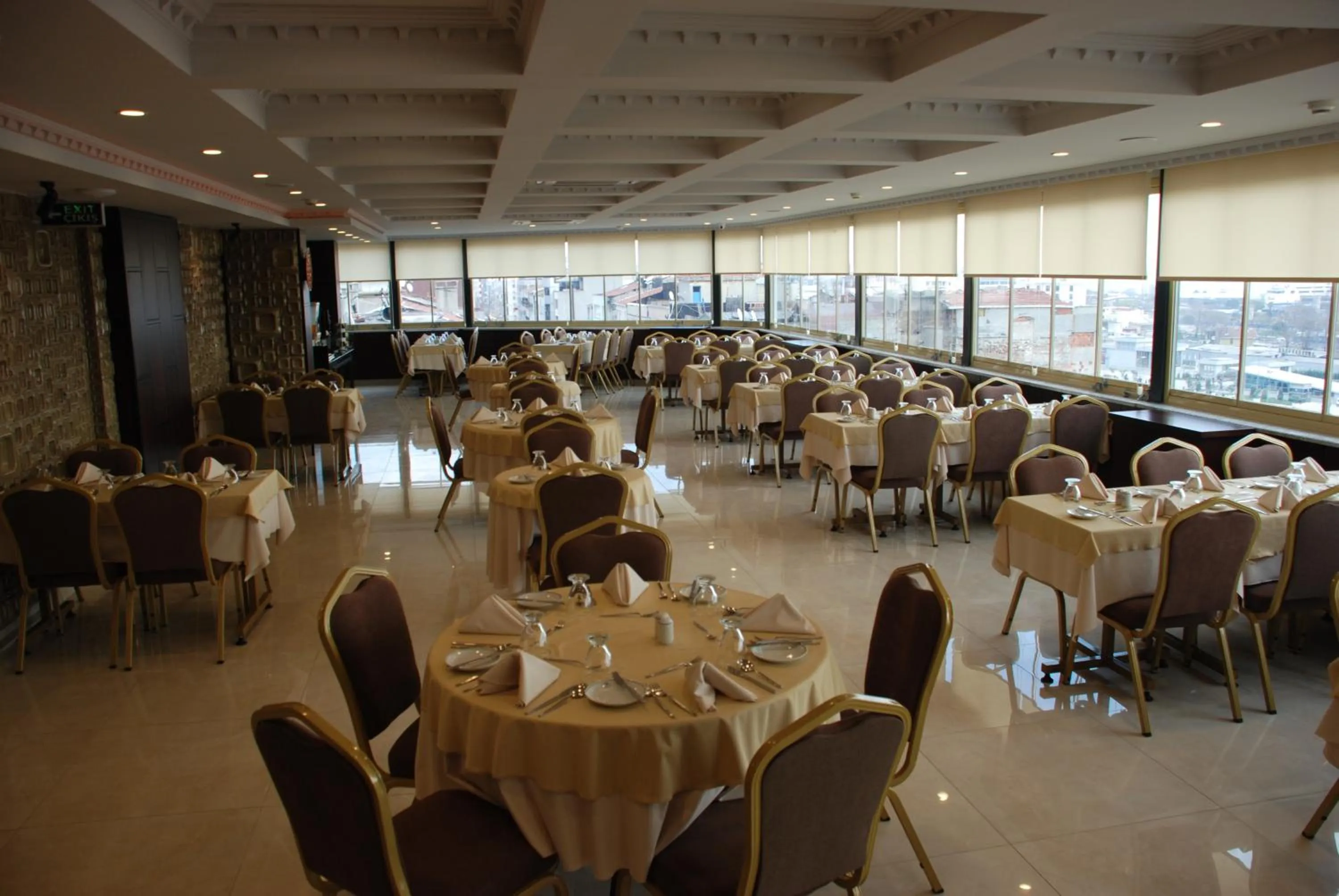 Restaurant/places to eat in Fuar Hotel