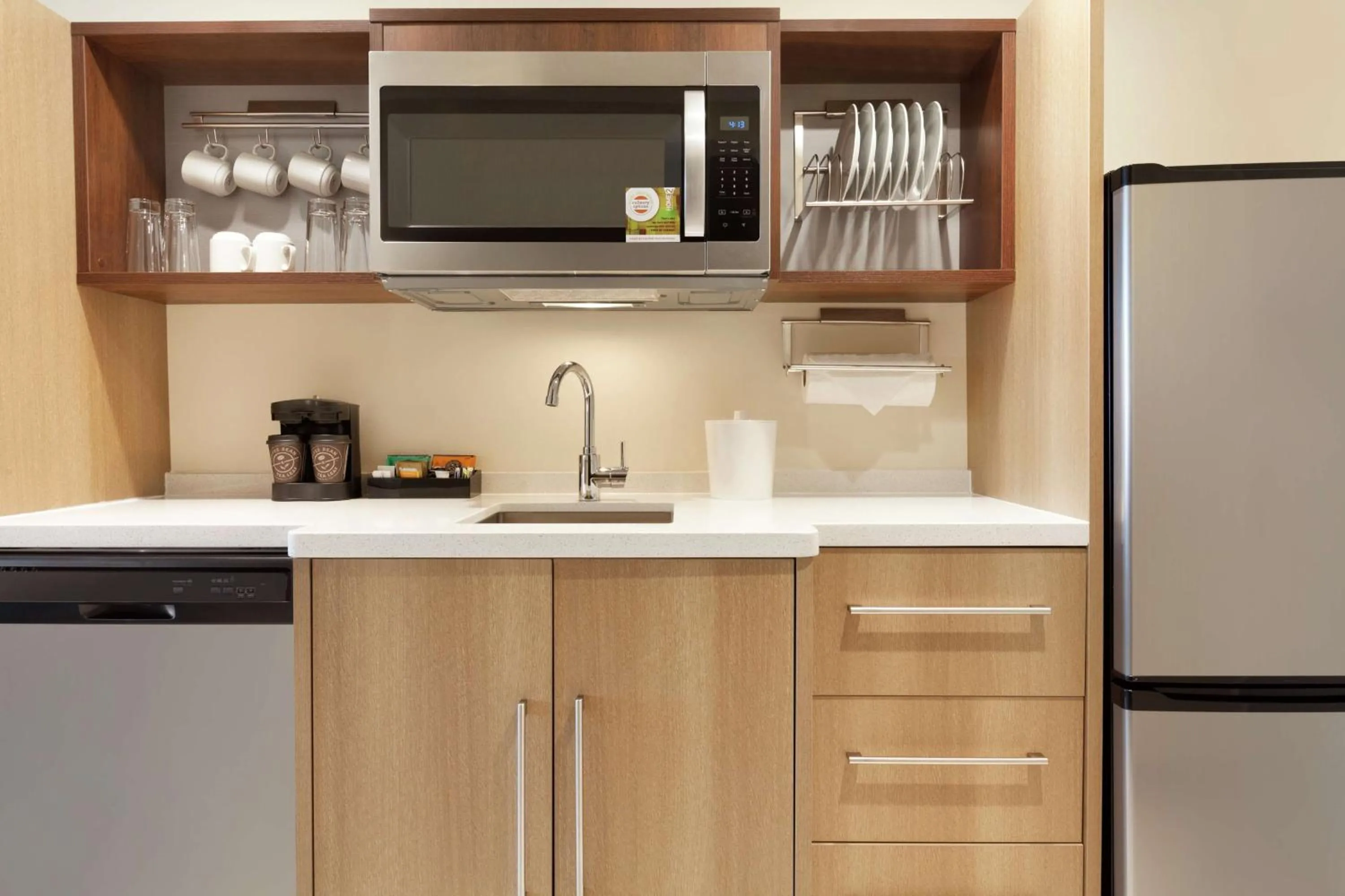 Kitchen or kitchenette in Home2 Suites By Hilton Sarasota Bradenton Airport