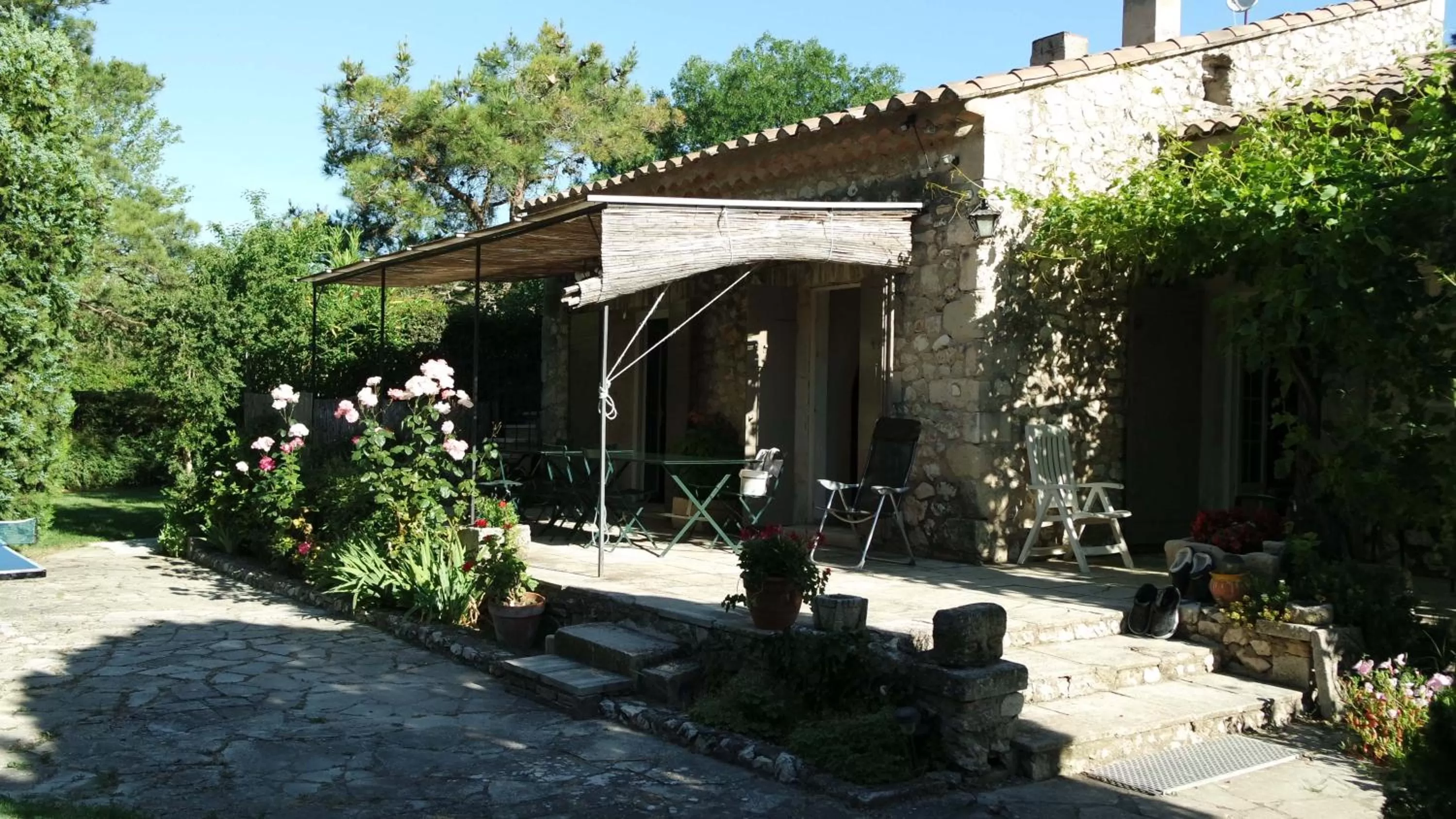 Patio in Mas Grimaud - Gîte- Studio et chambres d'hôtes familiales