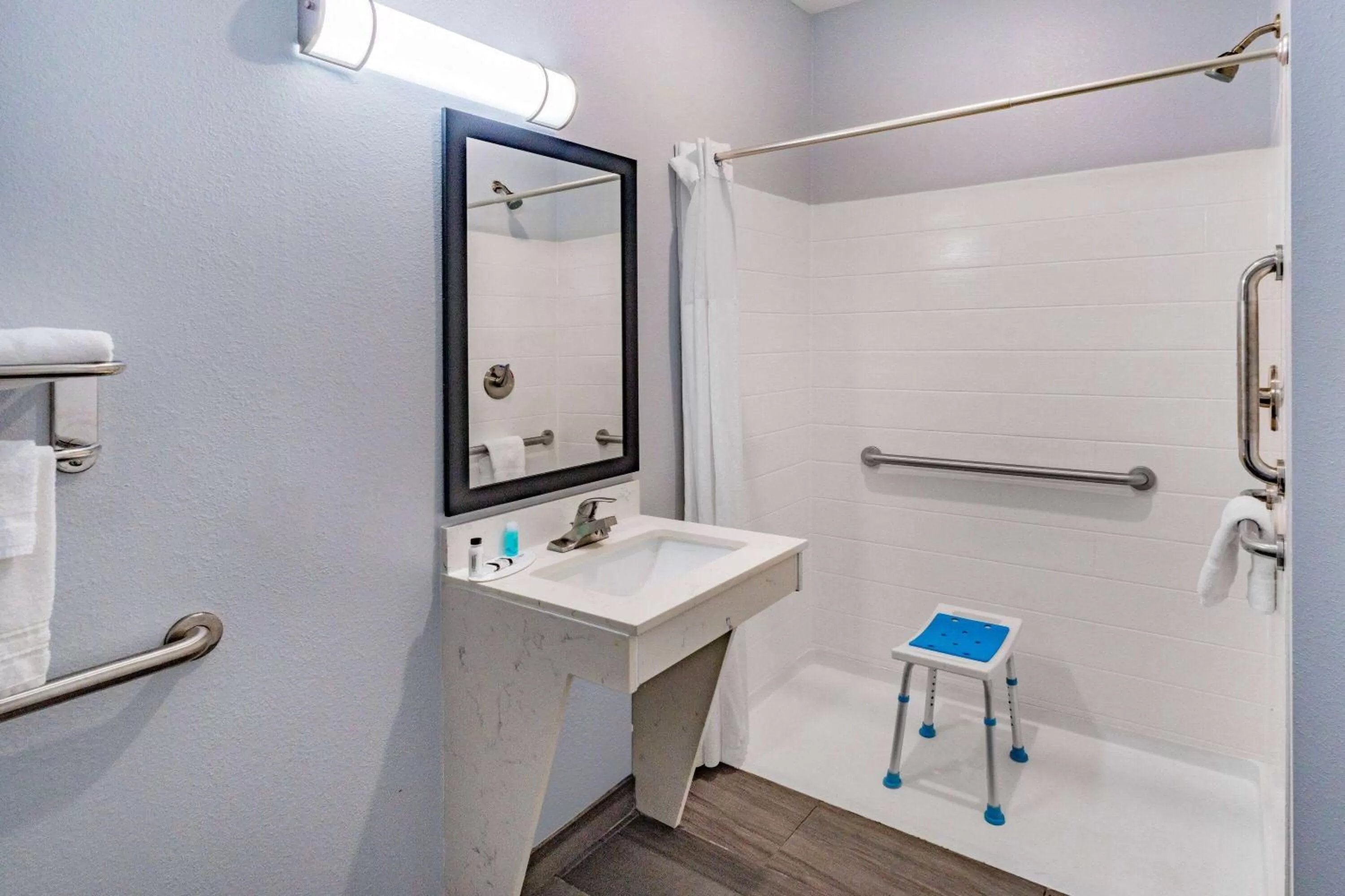 Shower in Days Inn & Suites by Wyndham Horn Lake - Memphis Graceland