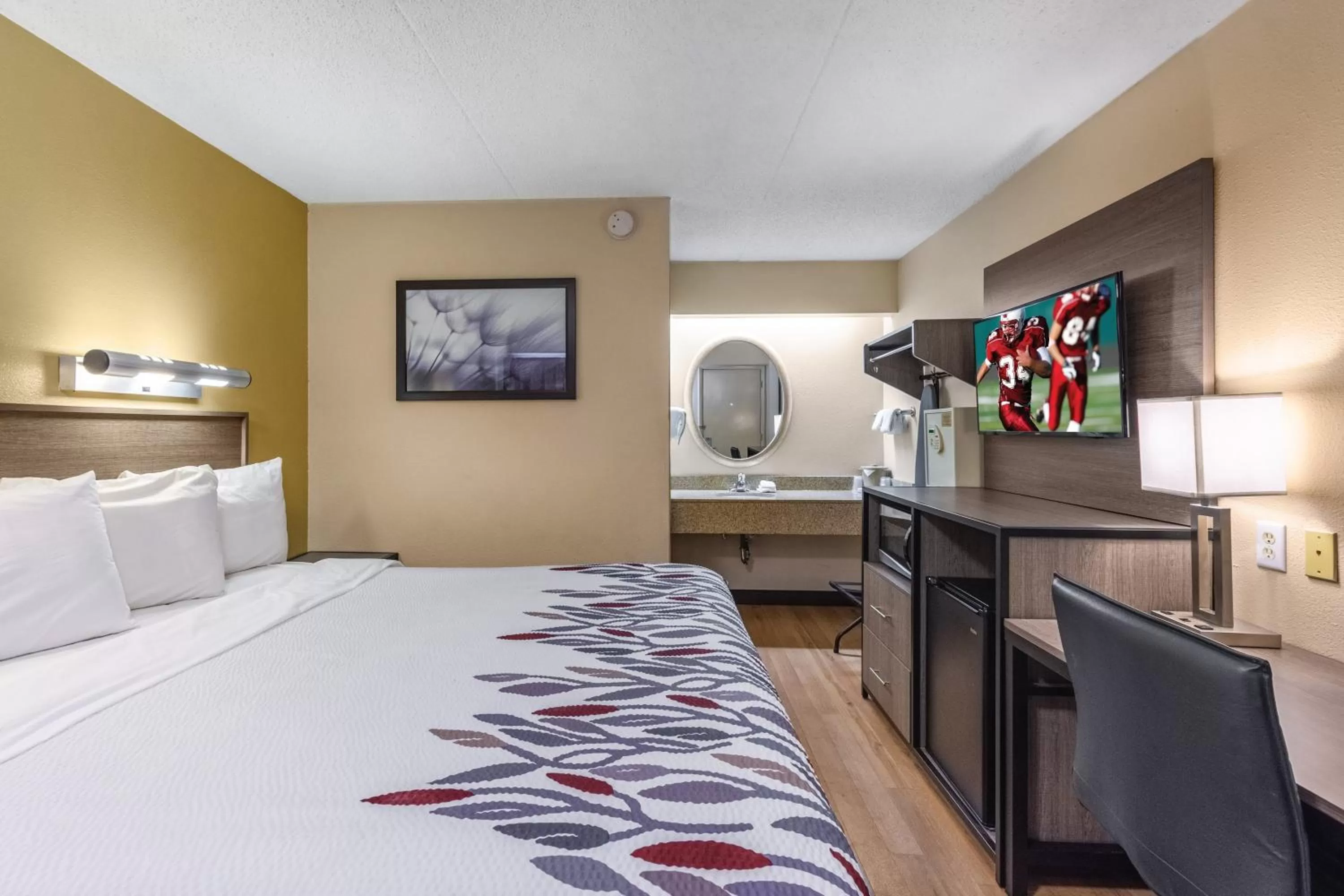 Photo of the whole room, Bed in Red Roof Inn Kalamazoo West - Western Michigan U