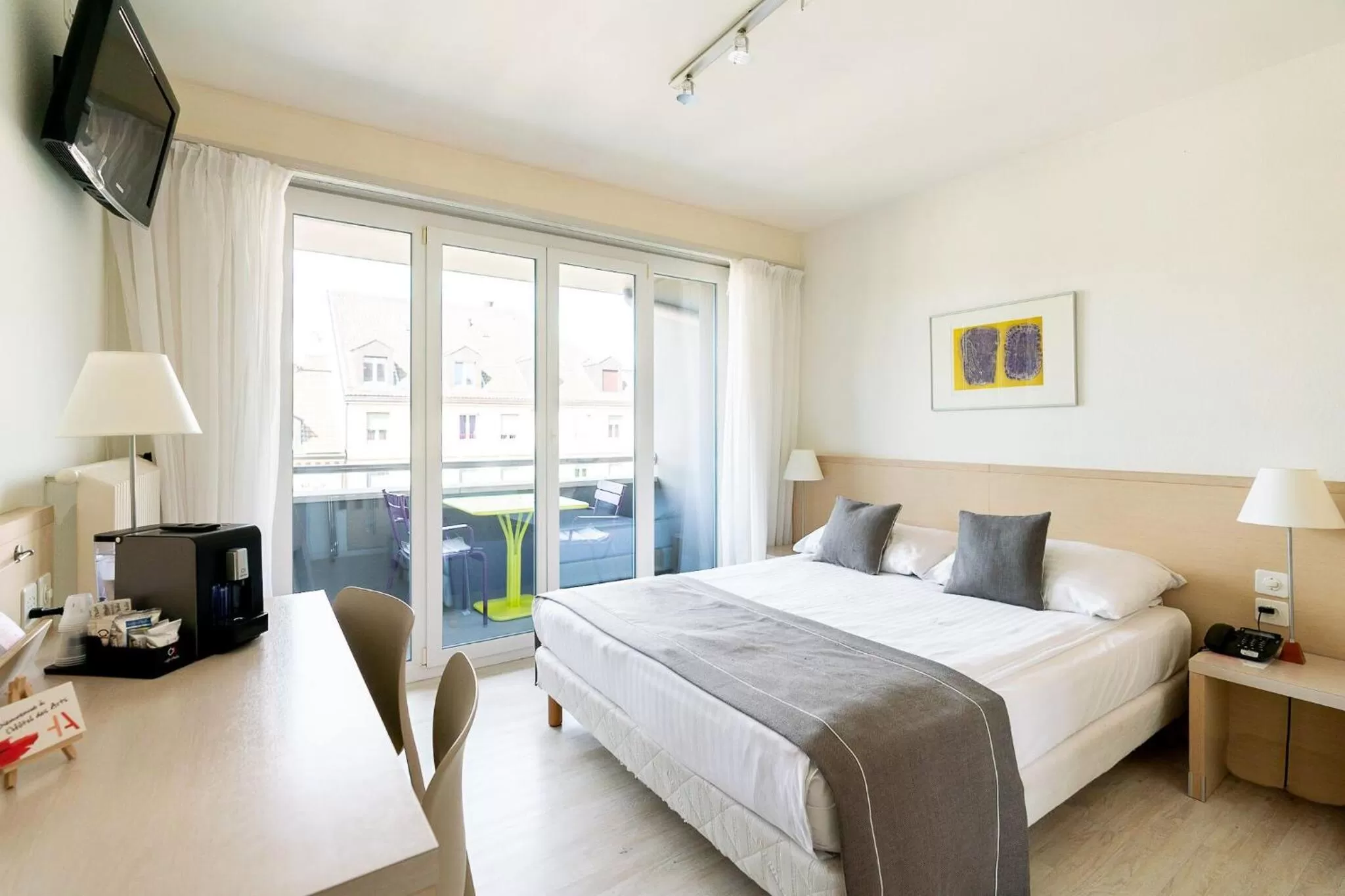 Balcony/Terrace, Bed in Hôtel Des Arts