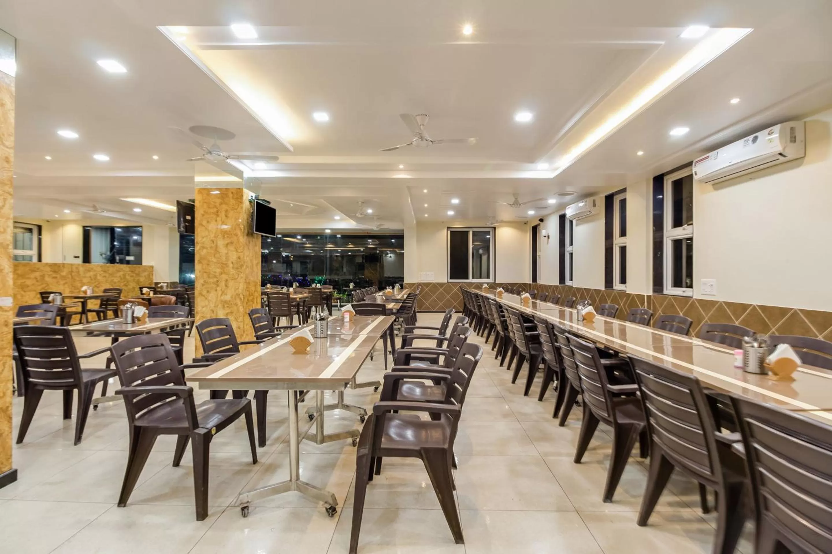 Restaurant/places to eat in Hotel Om Inn - Talegaon Dabhade