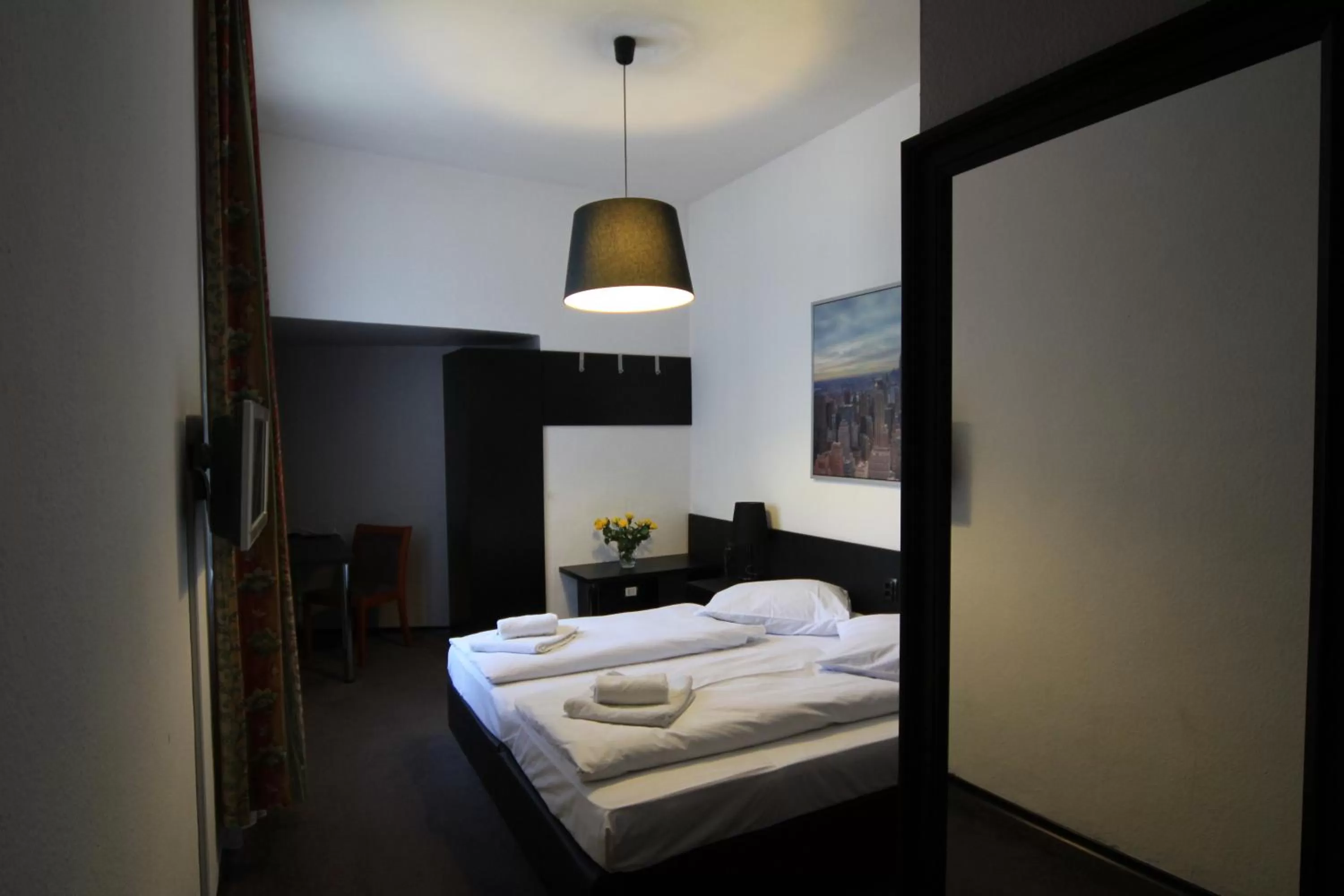 Photo of the whole room, Bed in Carlton Hotel