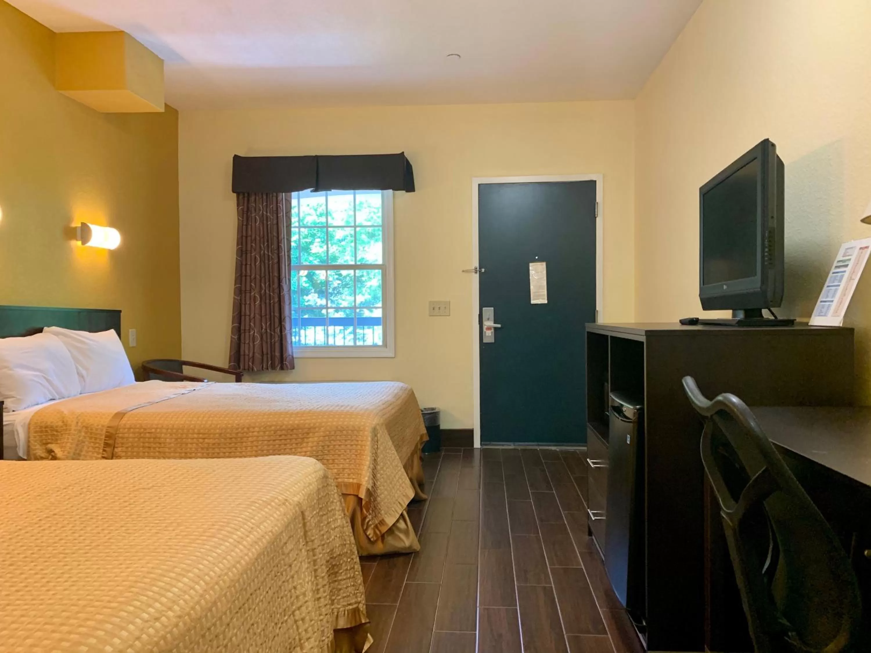 Bed in Executive Inn & Suites Upper Marlboro