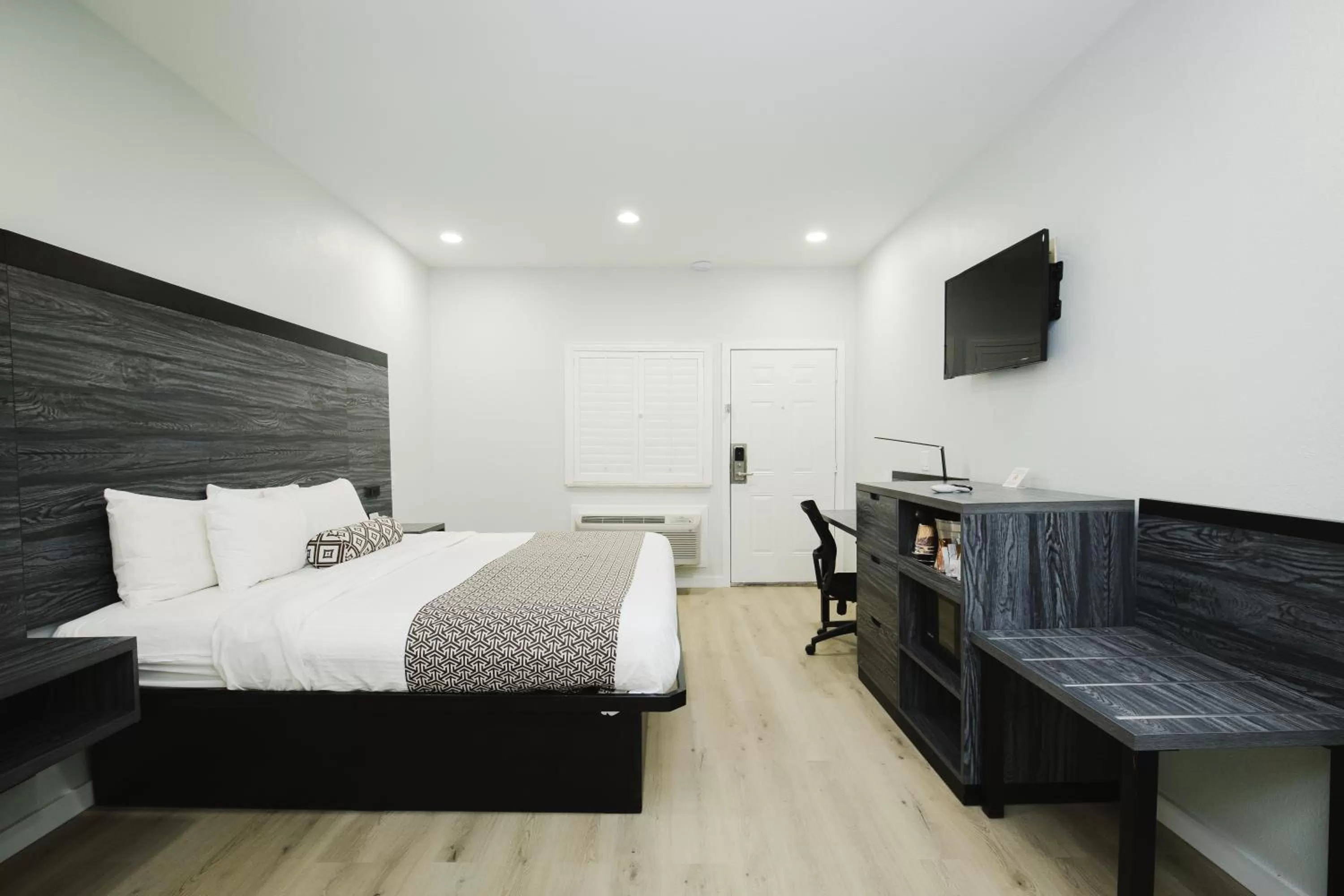 Bed in Sapphire Inn & Suites