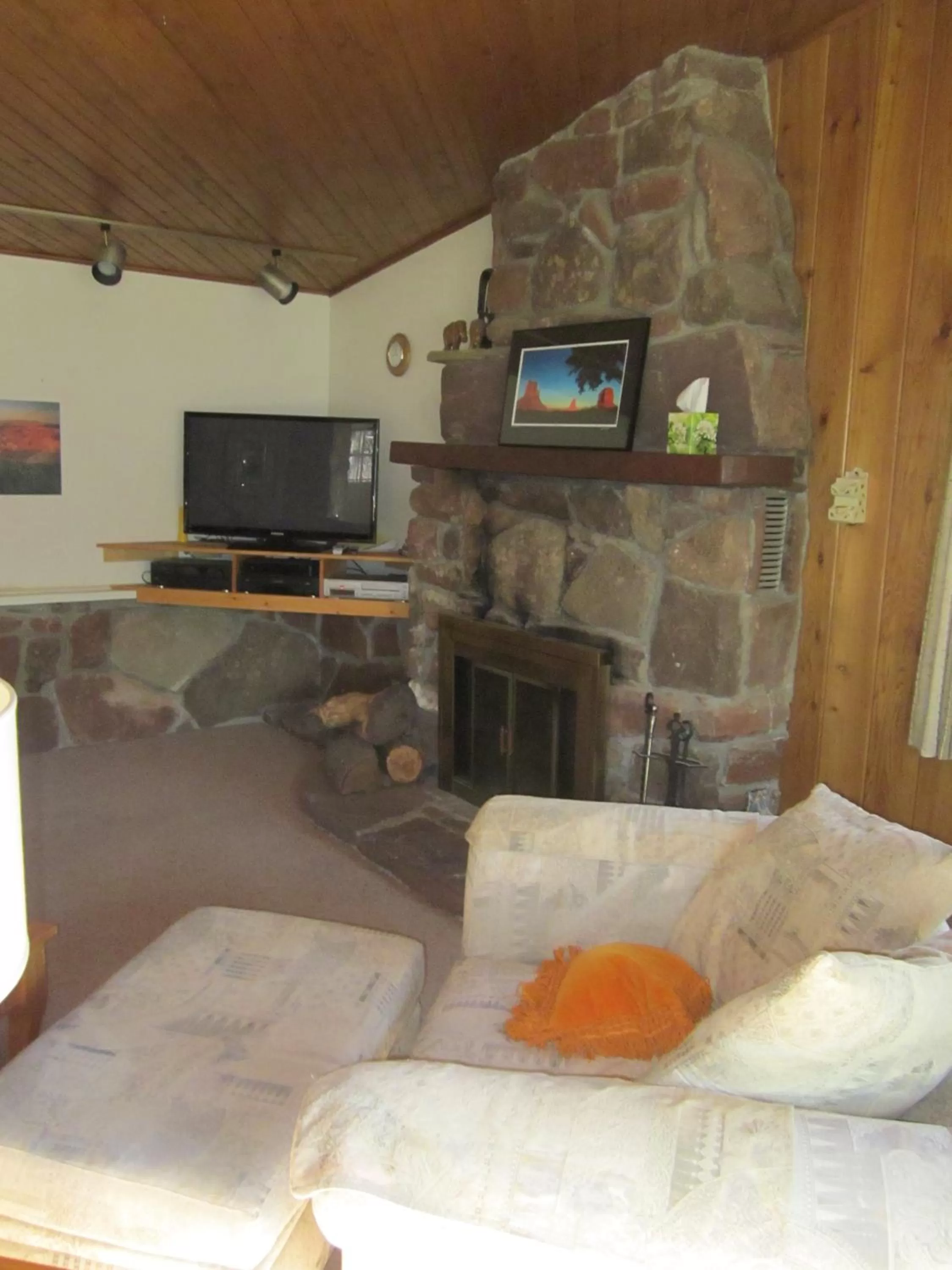 Bed in Dodgeton Creek Inn