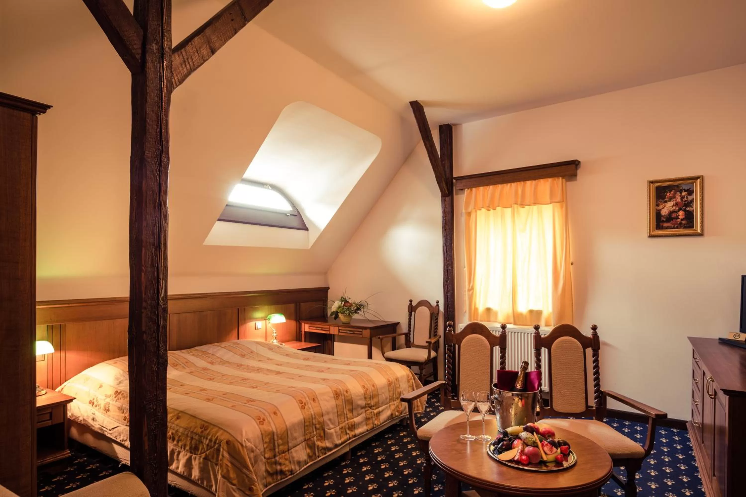 Photo of the whole room, Bed in Gold