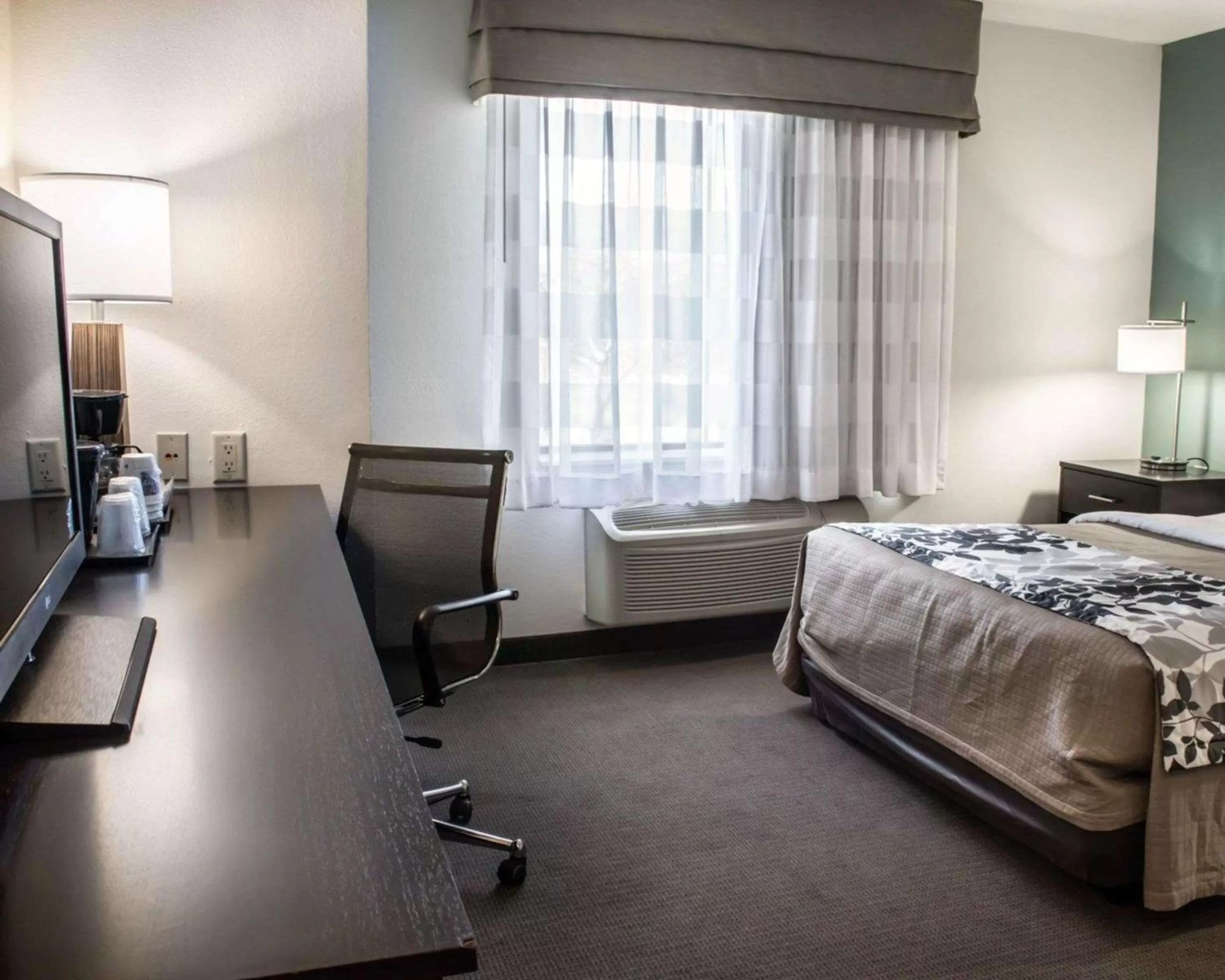 Photo of the whole room, Bed in Sleep Inn & Suites Monticello