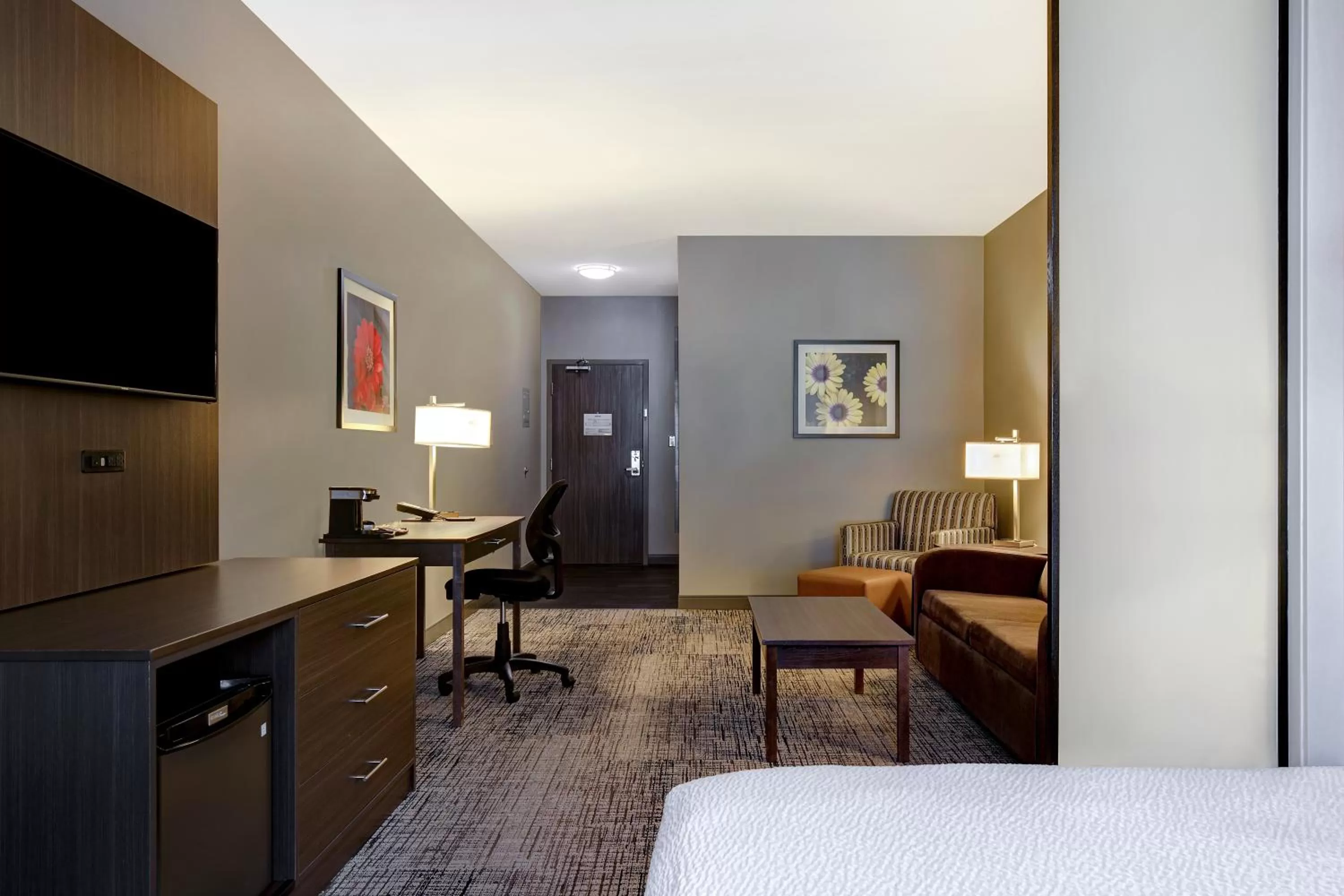 Photo of the whole room, Bed in Days Inn & Suites by Wyndham Warman
