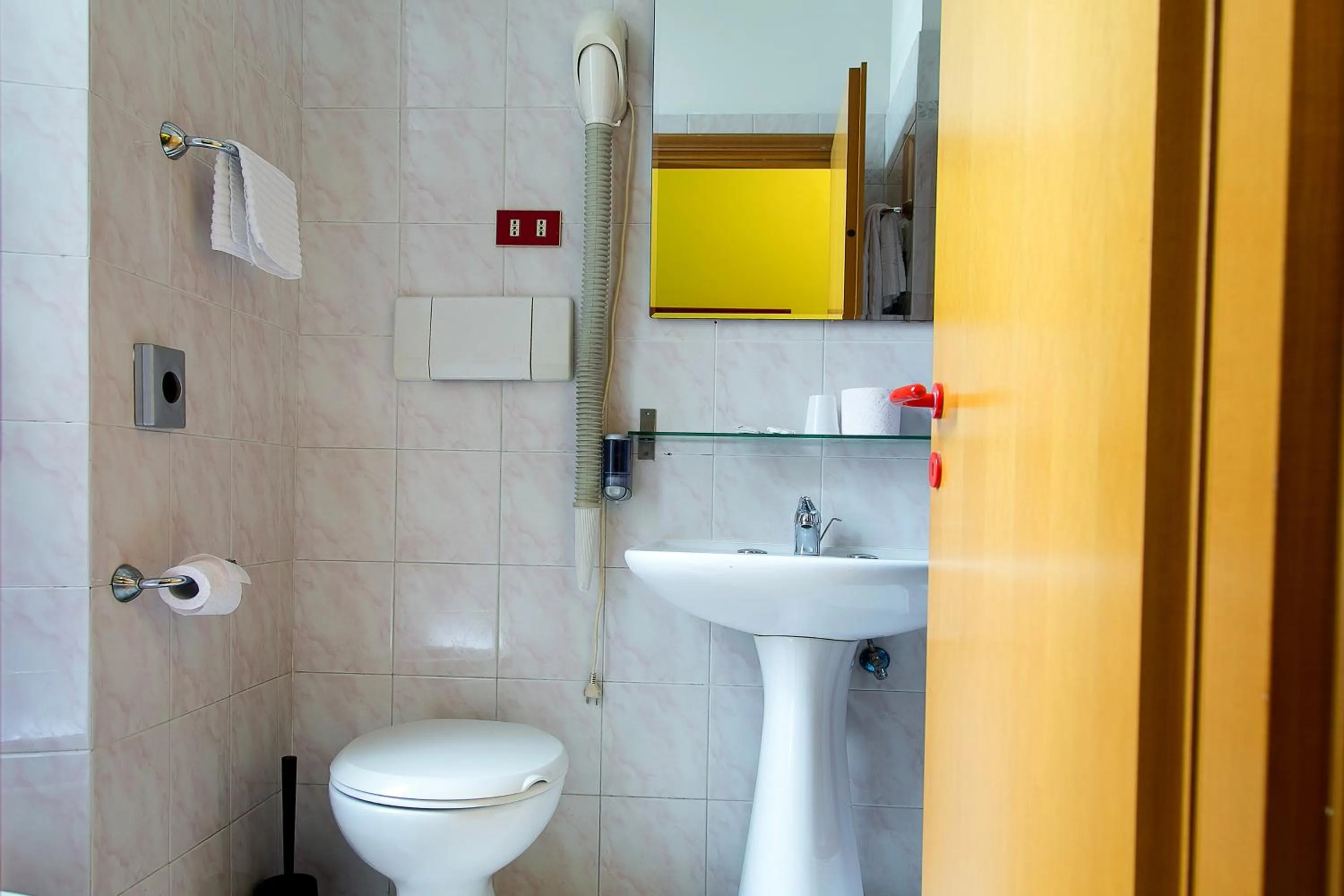 Bathroom in Hotel Altavilla 9