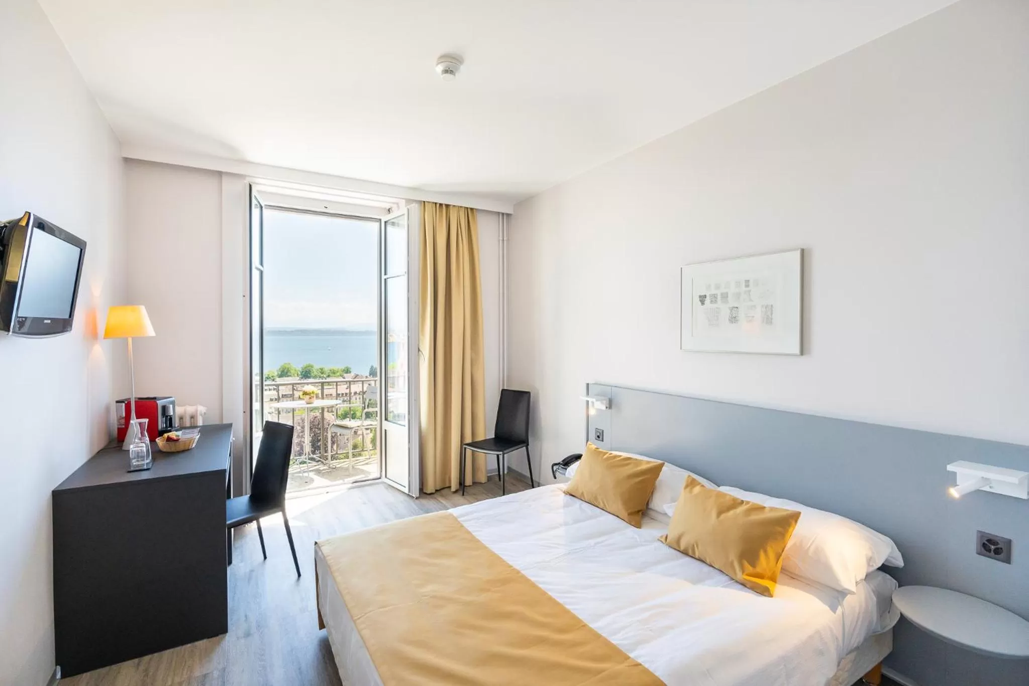 Balcony/Terrace, Bed in Hôtel Alpes & Lac