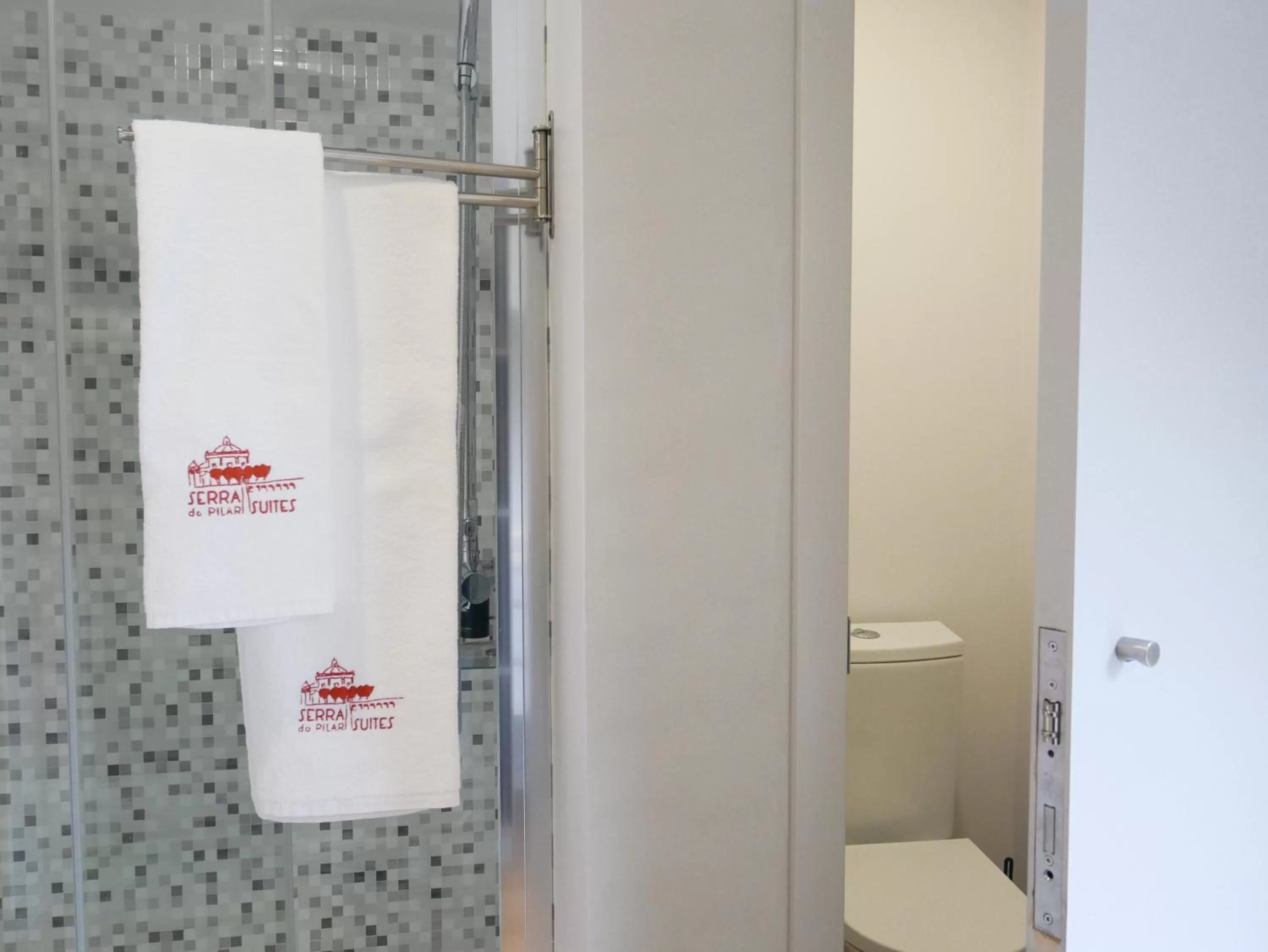 Shower in Serra do Pilar Porto Suites